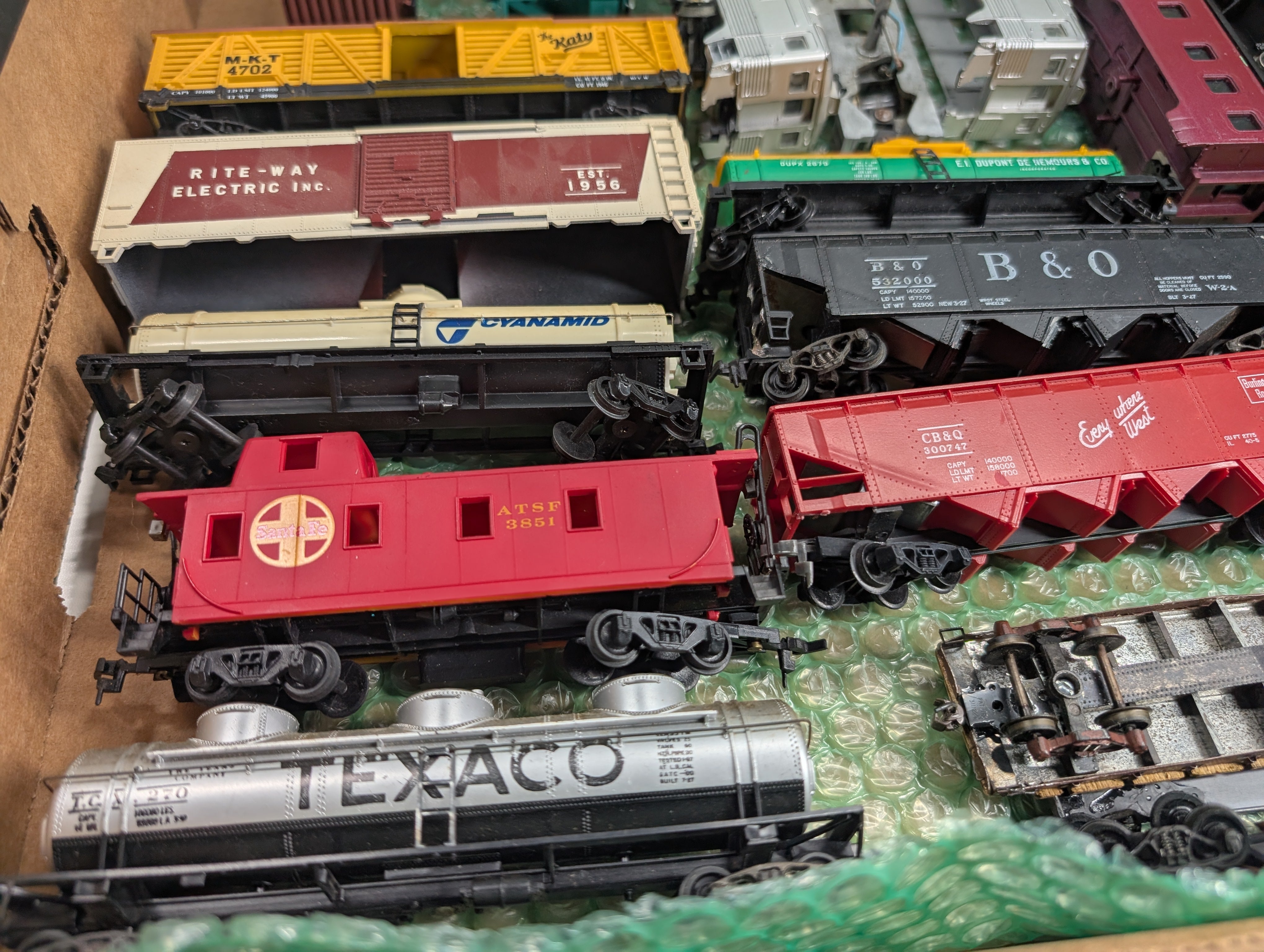 USED HO Scale Lot of For Parts/Repairs Passenger Cars, Hoppers, Box Cars +more