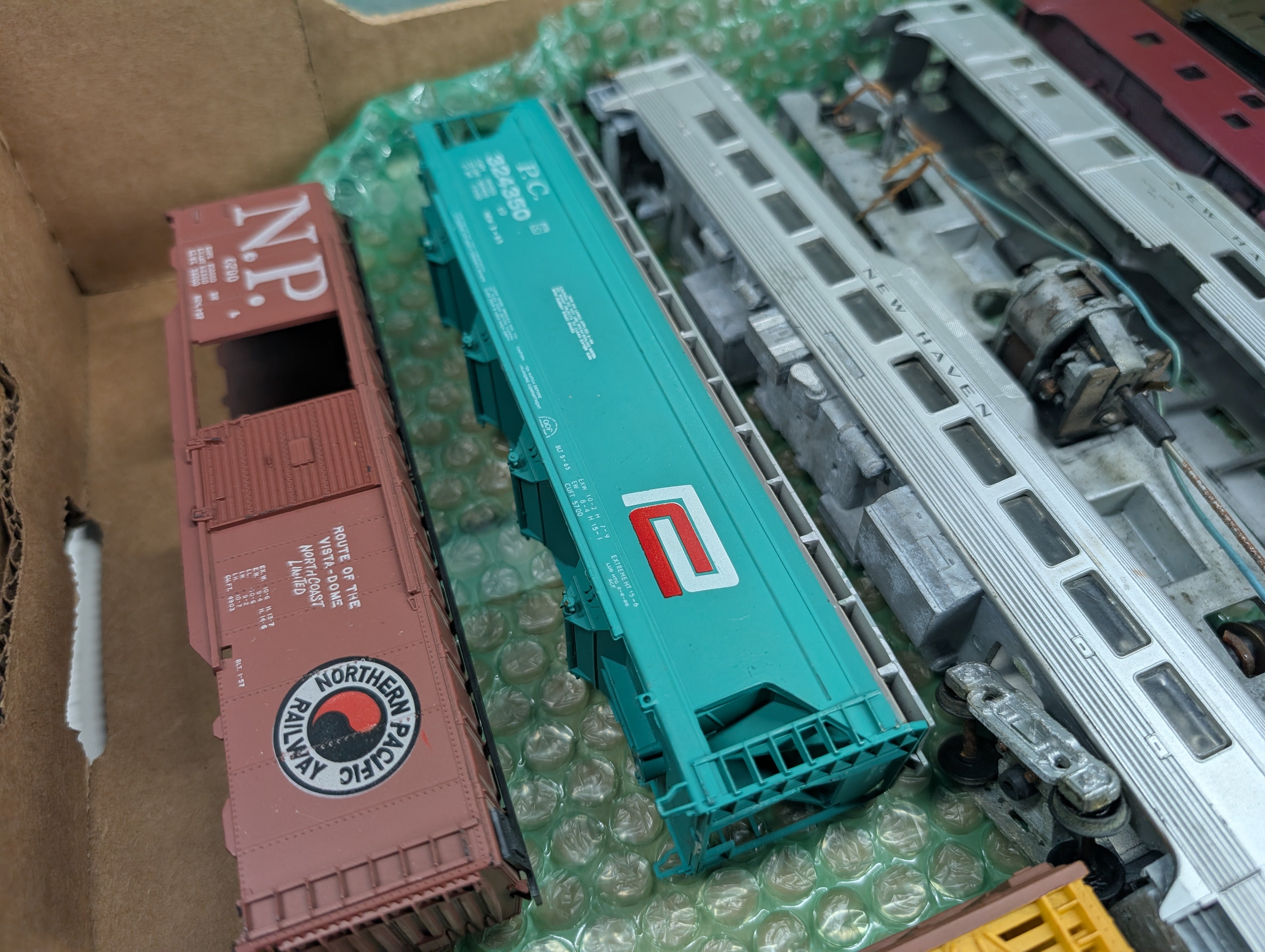 USED HO Scale Lot of For Parts/Repairs Passenger Cars, Hoppers, Box Cars +more