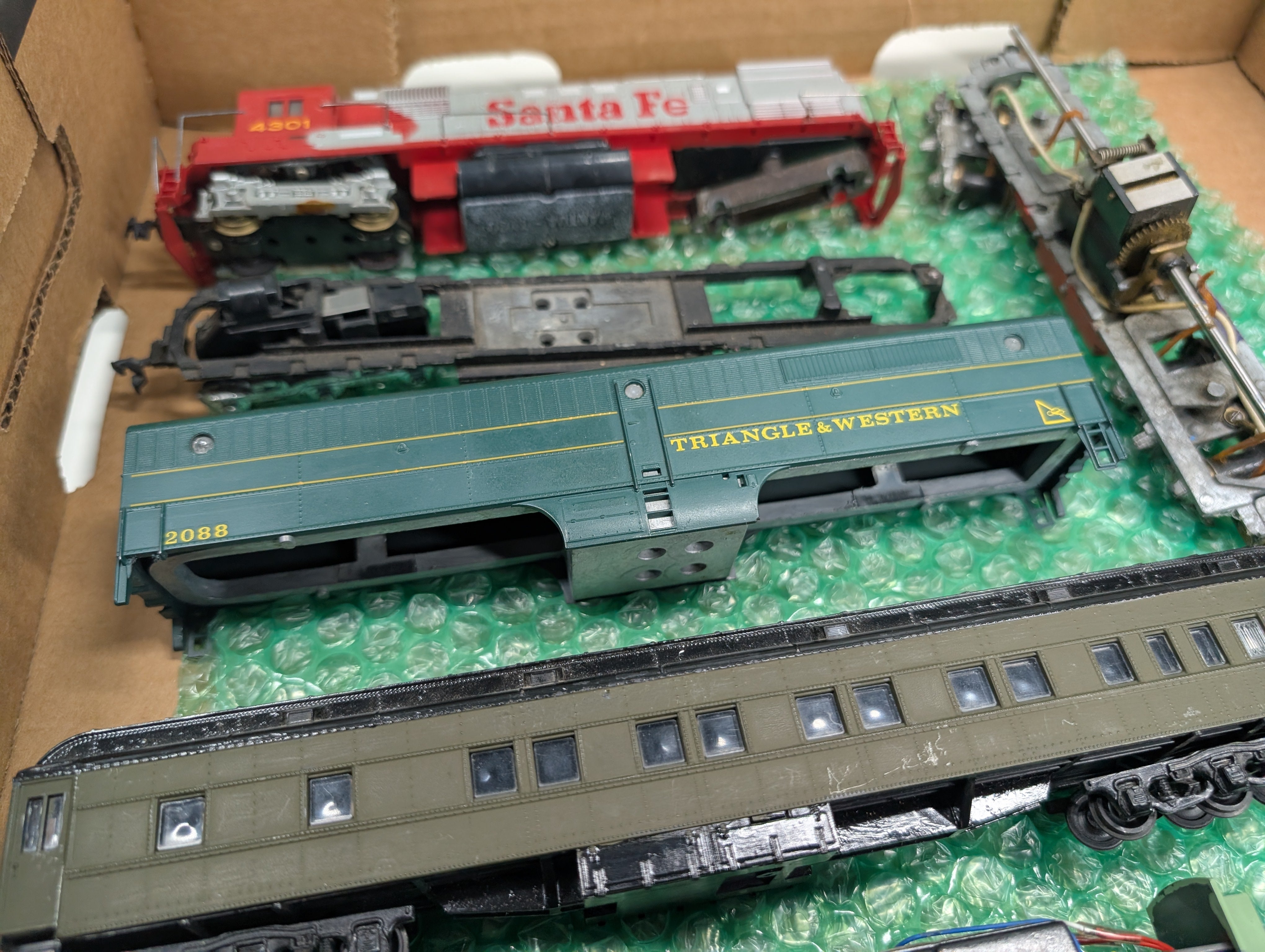 USED HO Scale Lot of Parts/Repairs Diesel Locomotives, Chassis, Passenger Car D&H, Santa Fe