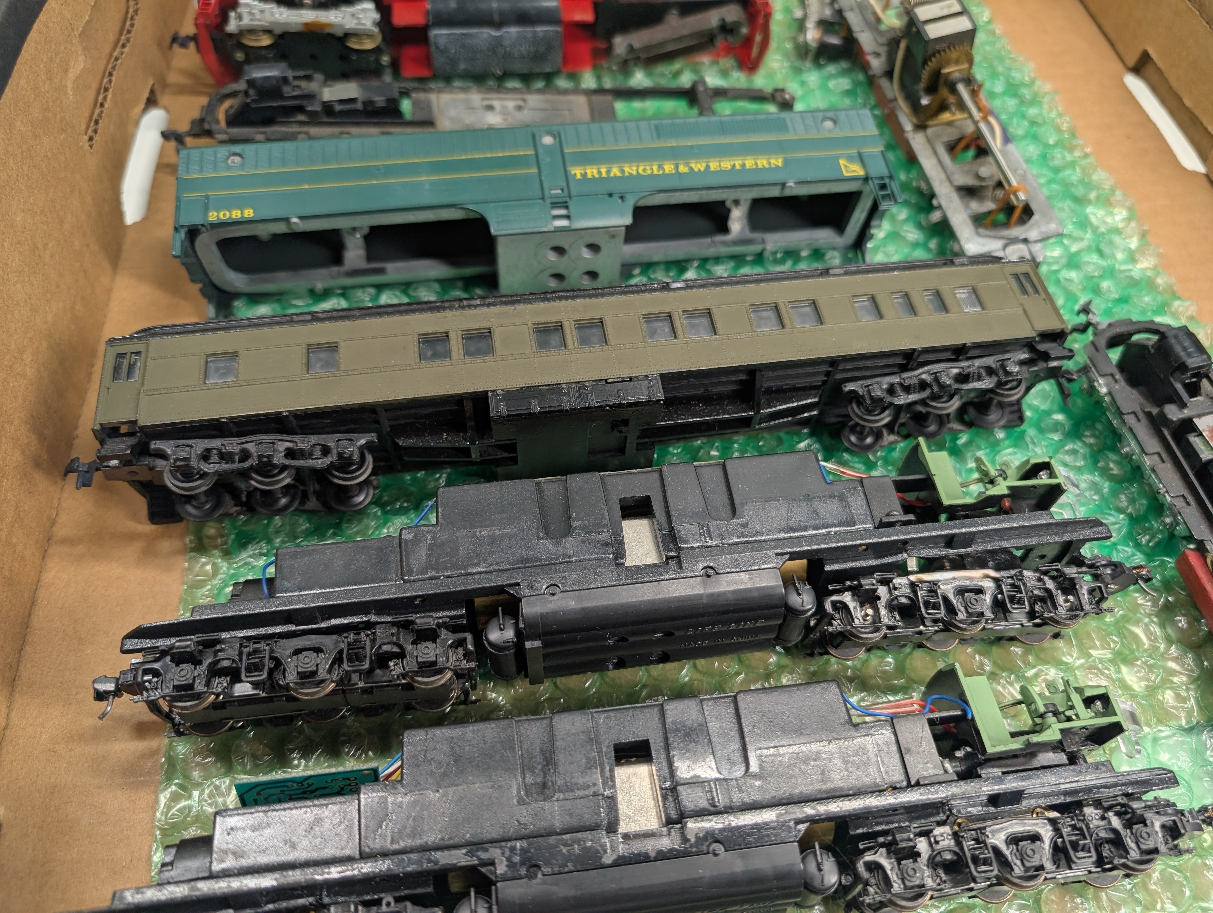 USED HO Scale Lot of Parts/Repairs Diesel Locomotives, Chassis, Passenger Car D&H, Santa Fe