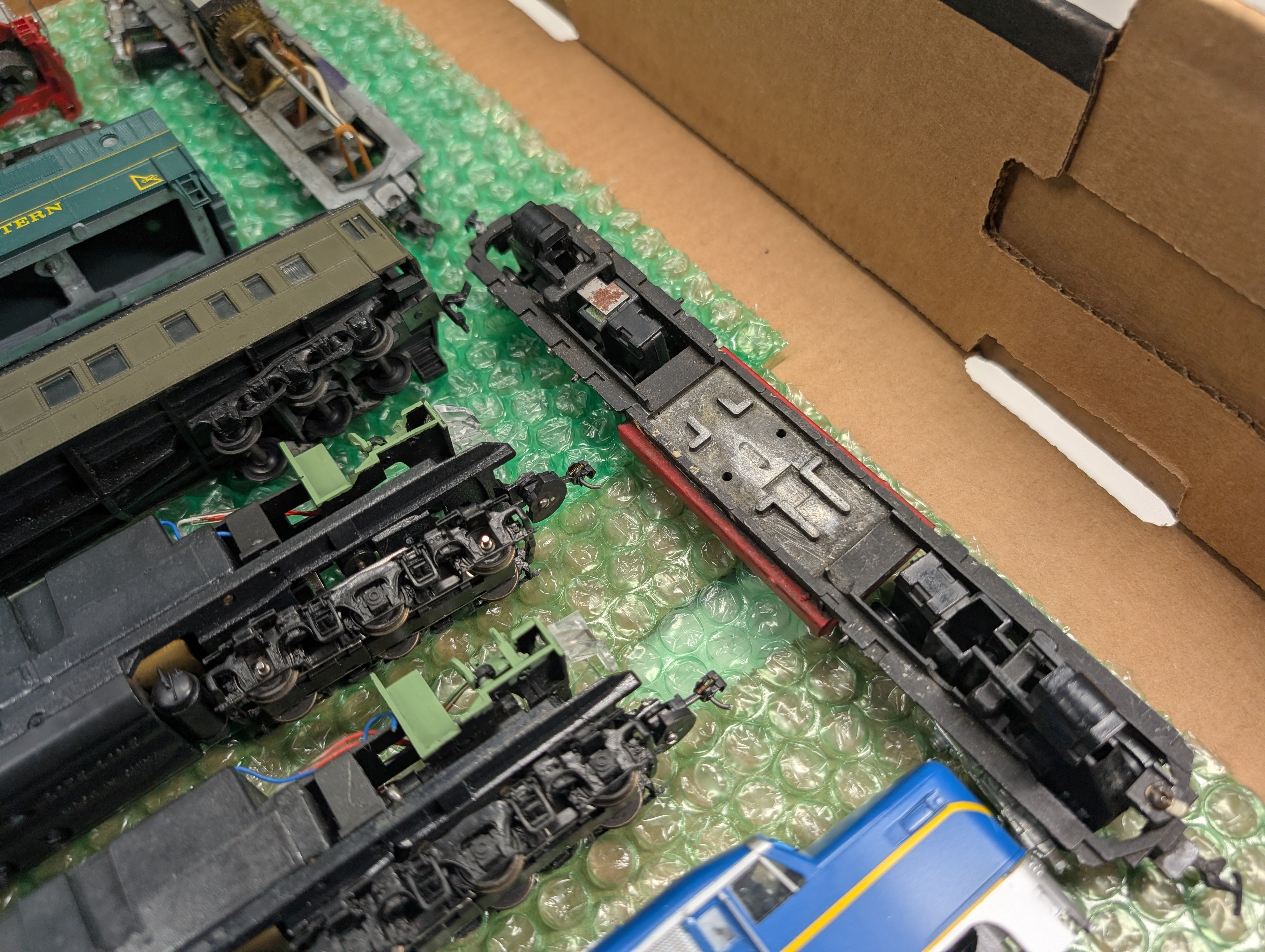 USED HO Scale Lot of Parts/Repairs Diesel Locomotives, Chassis, Passenger Car D&H, Santa Fe