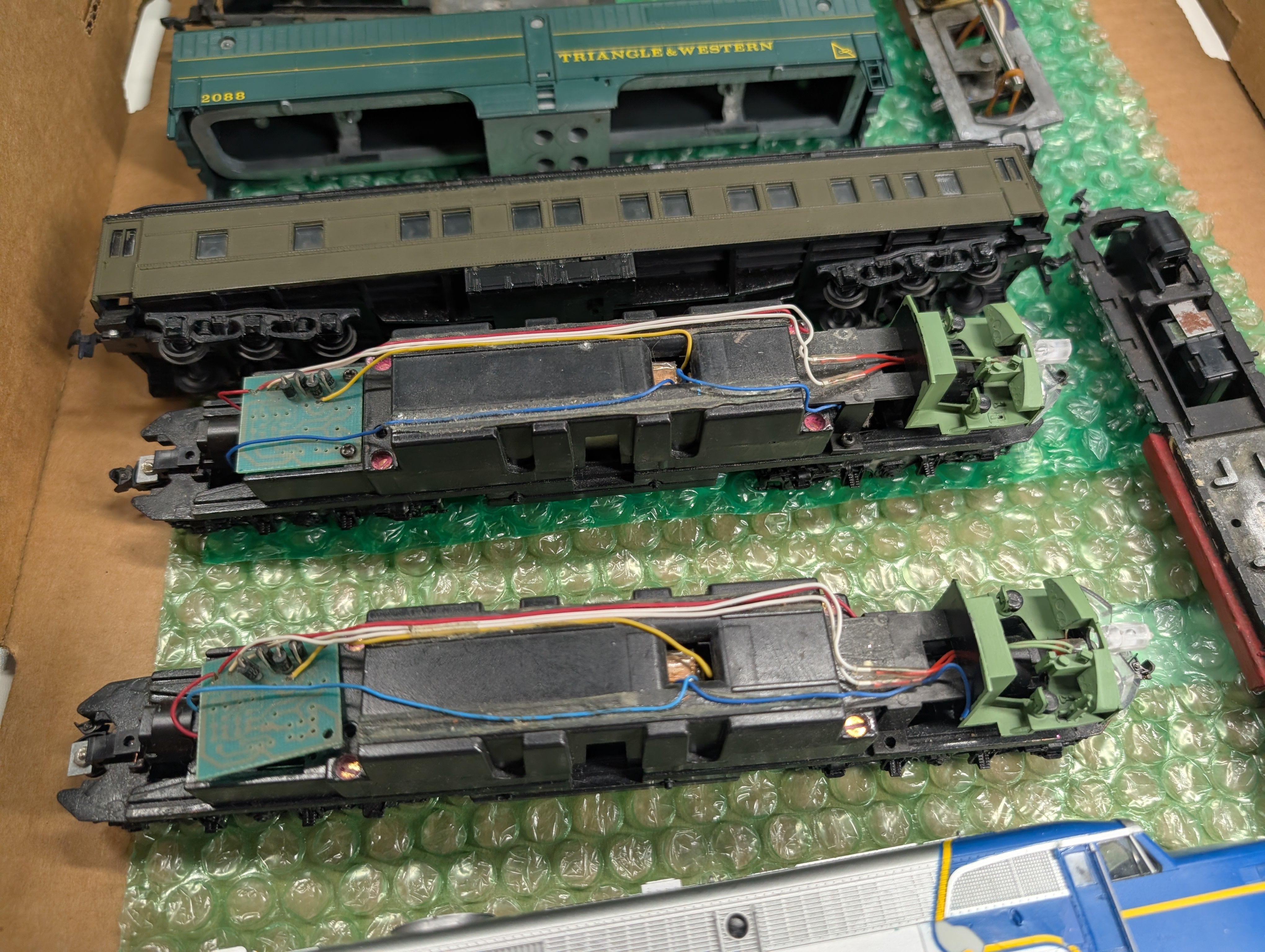 USED HO Scale Lot of Parts/Repairs Diesel Locomotives, Chassis, Passenger Car D&H, Santa Fe