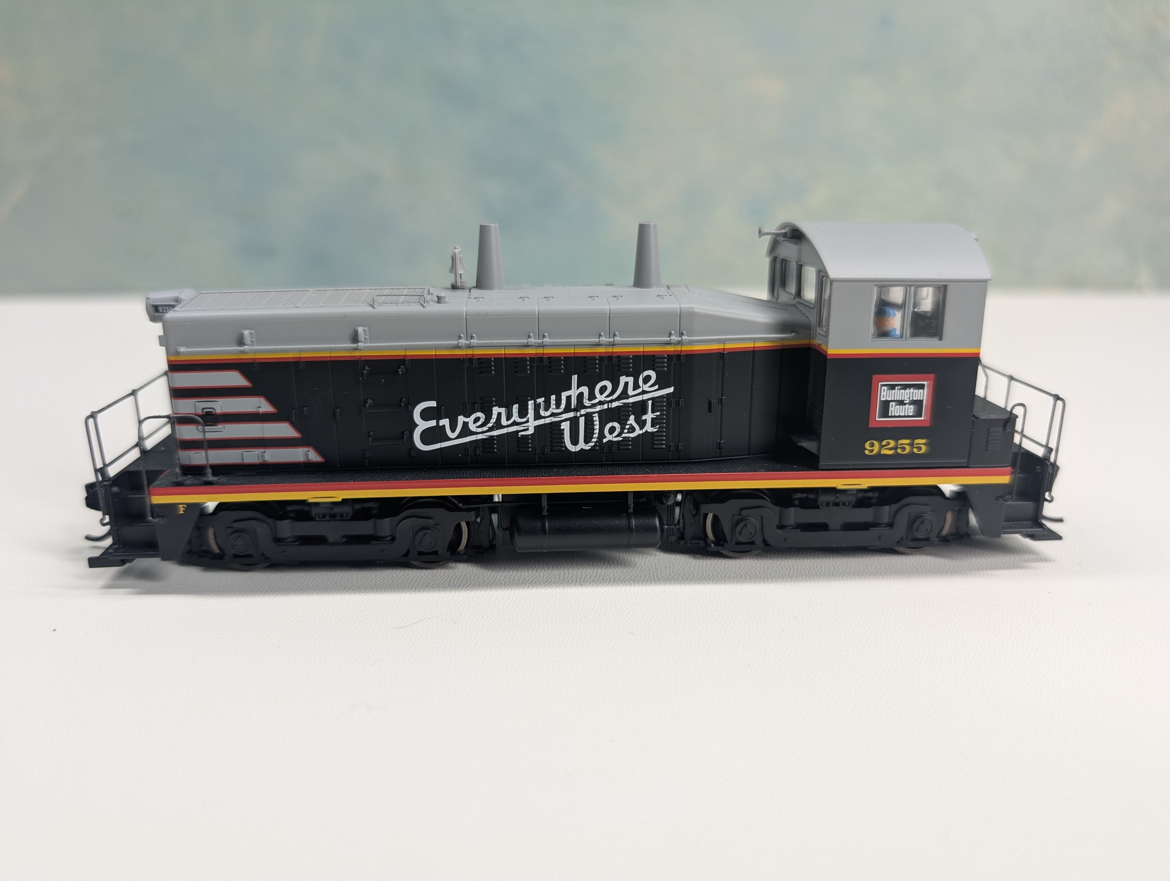 USED Walthers Mainline 910-20653 HO Scale EMD SW7 Locomotive CB&Q #9255 Runs Great ESU LokSound 5