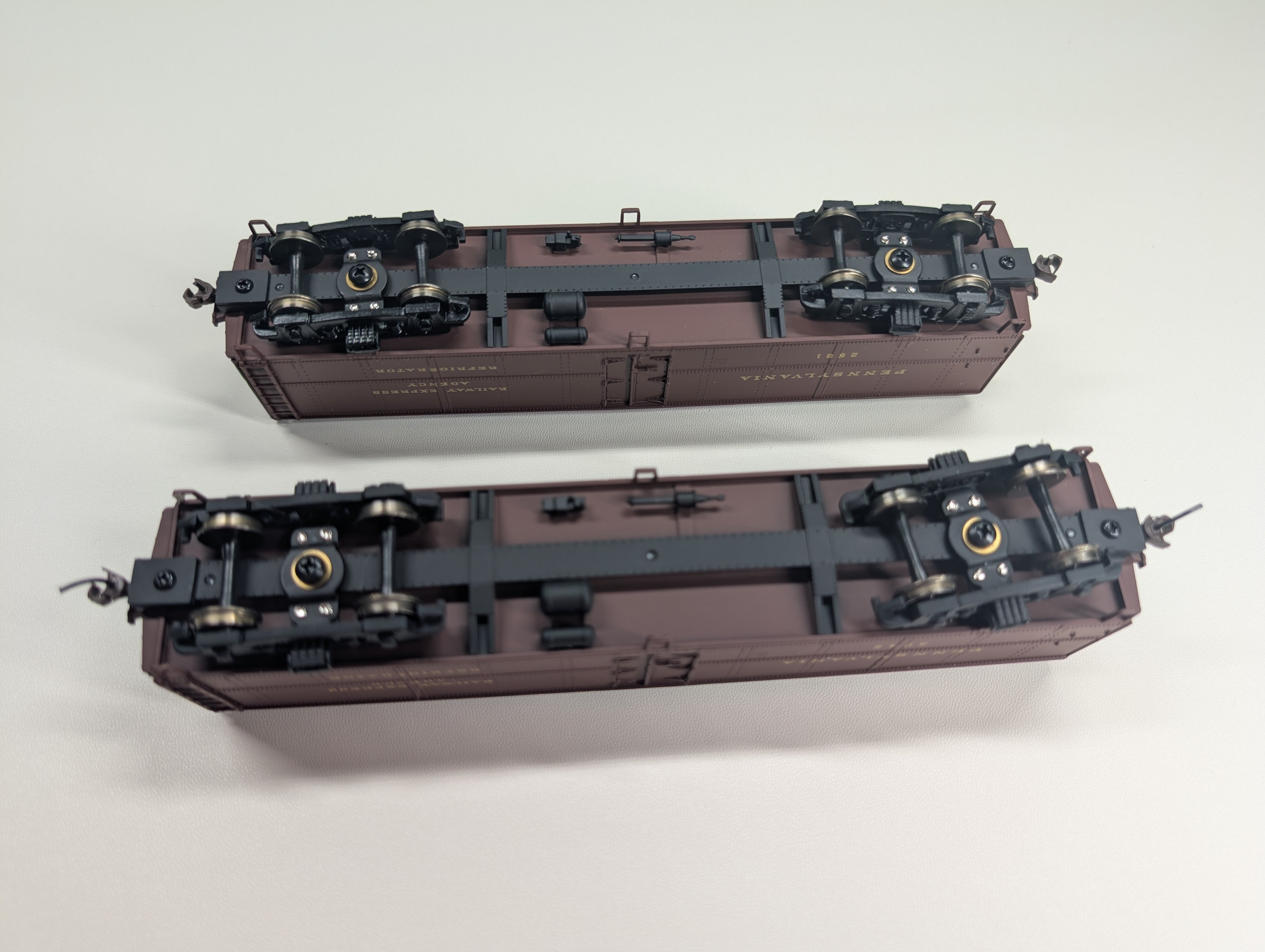 USED Walthers 932-25882 HO Scale R50B Express Reefer 2 Car Pack Post War Scheme Pennsylvania #2561, 3046 Railway Express Agency