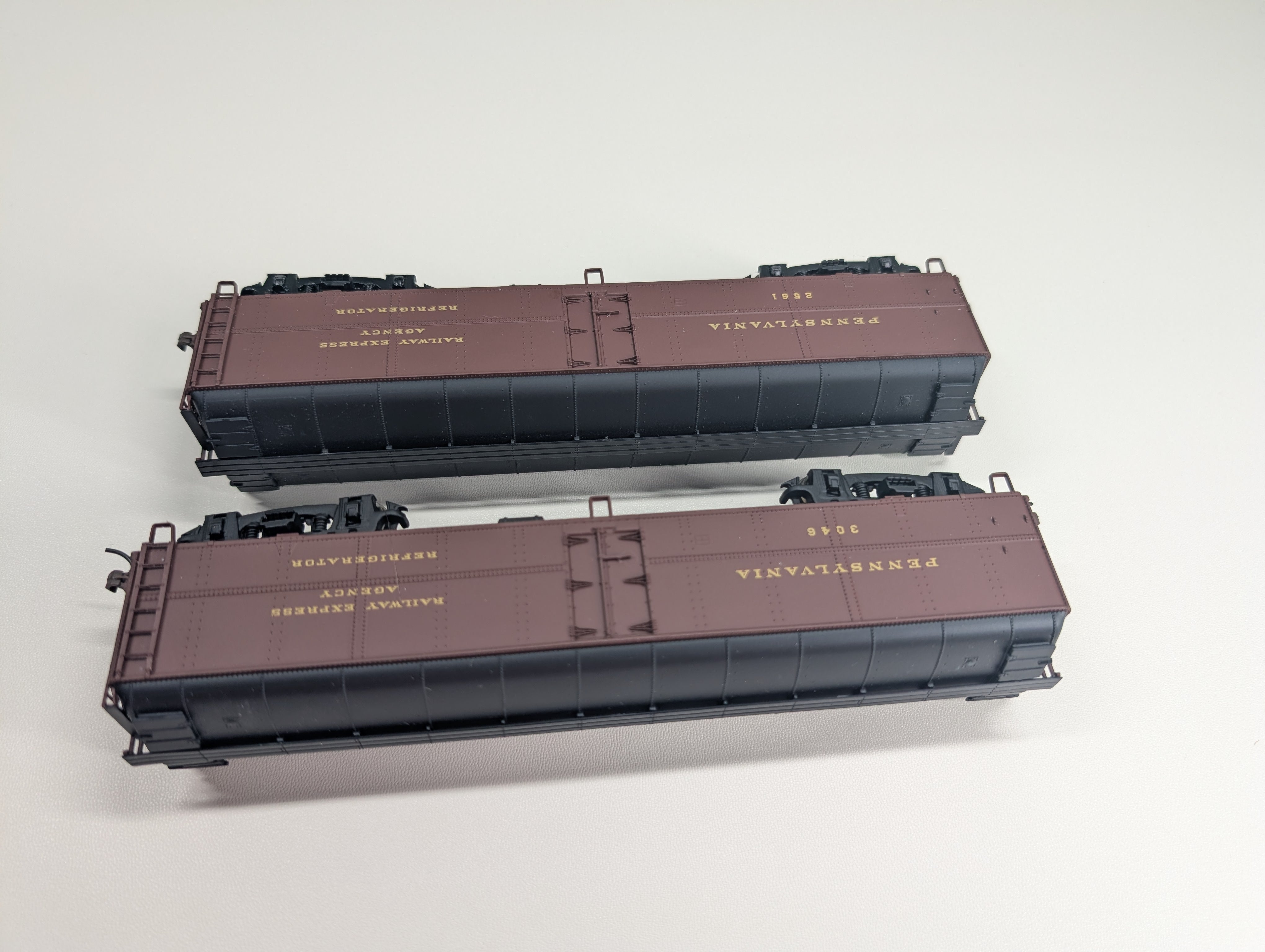 USED Walthers 932-25882 HO Scale R50B Express Reefer 2 Car Pack Post War Scheme Pennsylvania #2561, 3046 Railway Express Agency