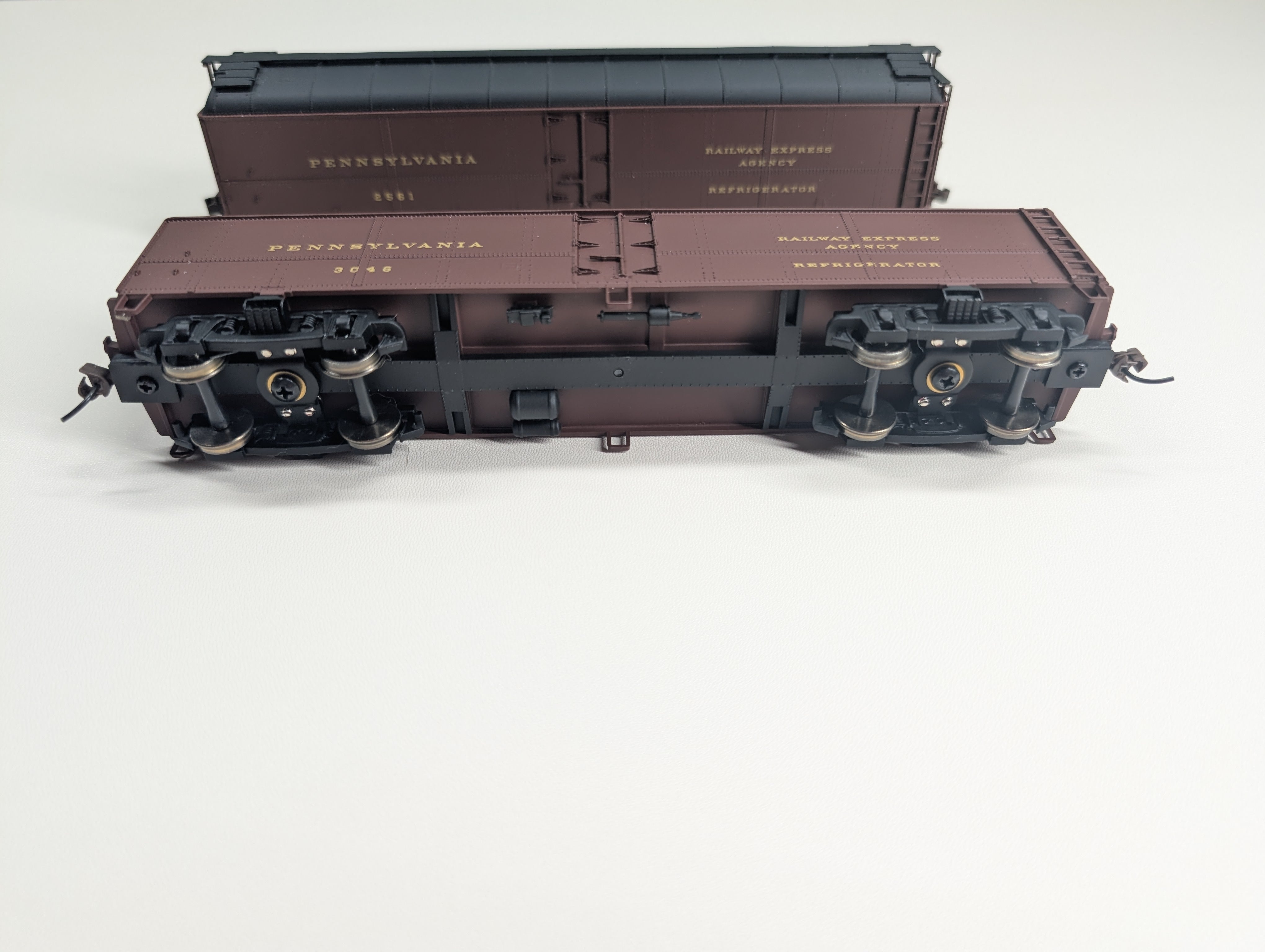 USED Walthers 932-25882 HO Scale R50B Express Reefer 2 Car Pack Post War Scheme Pennsylvania #2561, 3046 Railway Express Agency