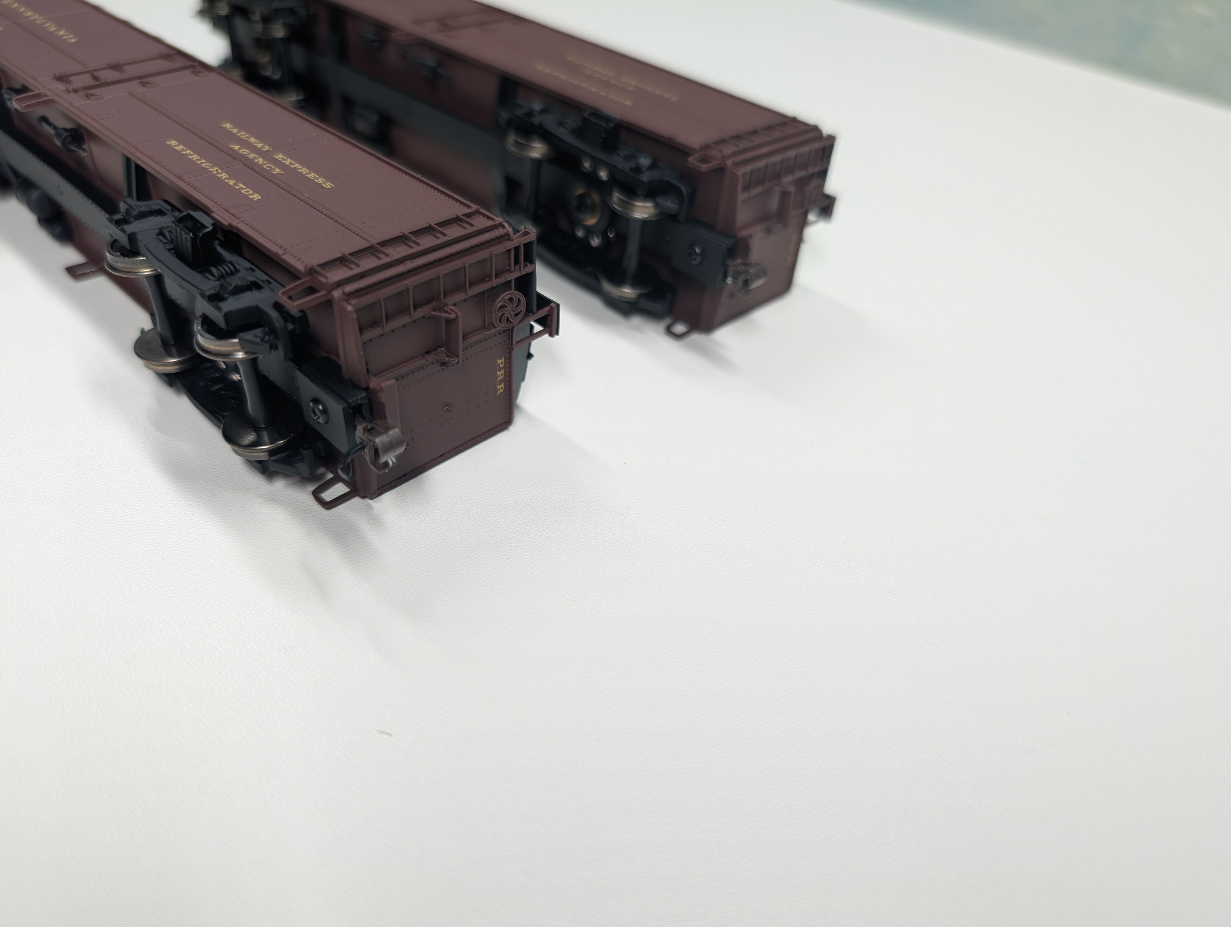 USED Walthers 932-25882 HO Scale R50B Express Reefer 2 Car Pack Post War Scheme Pennsylvania #2561, 3046 Railway Express Agency