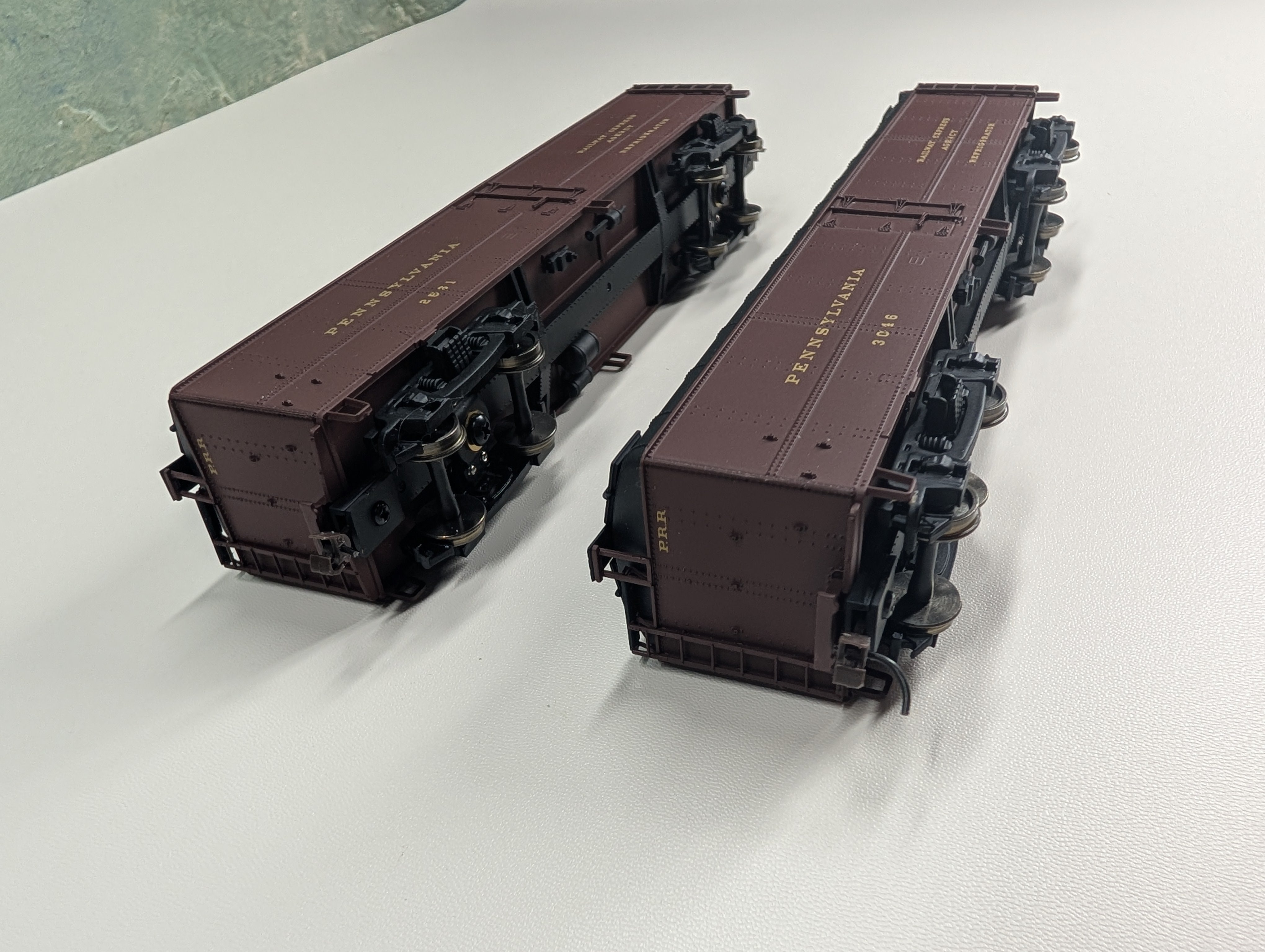 USED Walthers 932-25882 HO Scale R50B Express Reefer 2 Car Pack Post War Scheme Pennsylvania #2561, 3046 Railway Express Agency