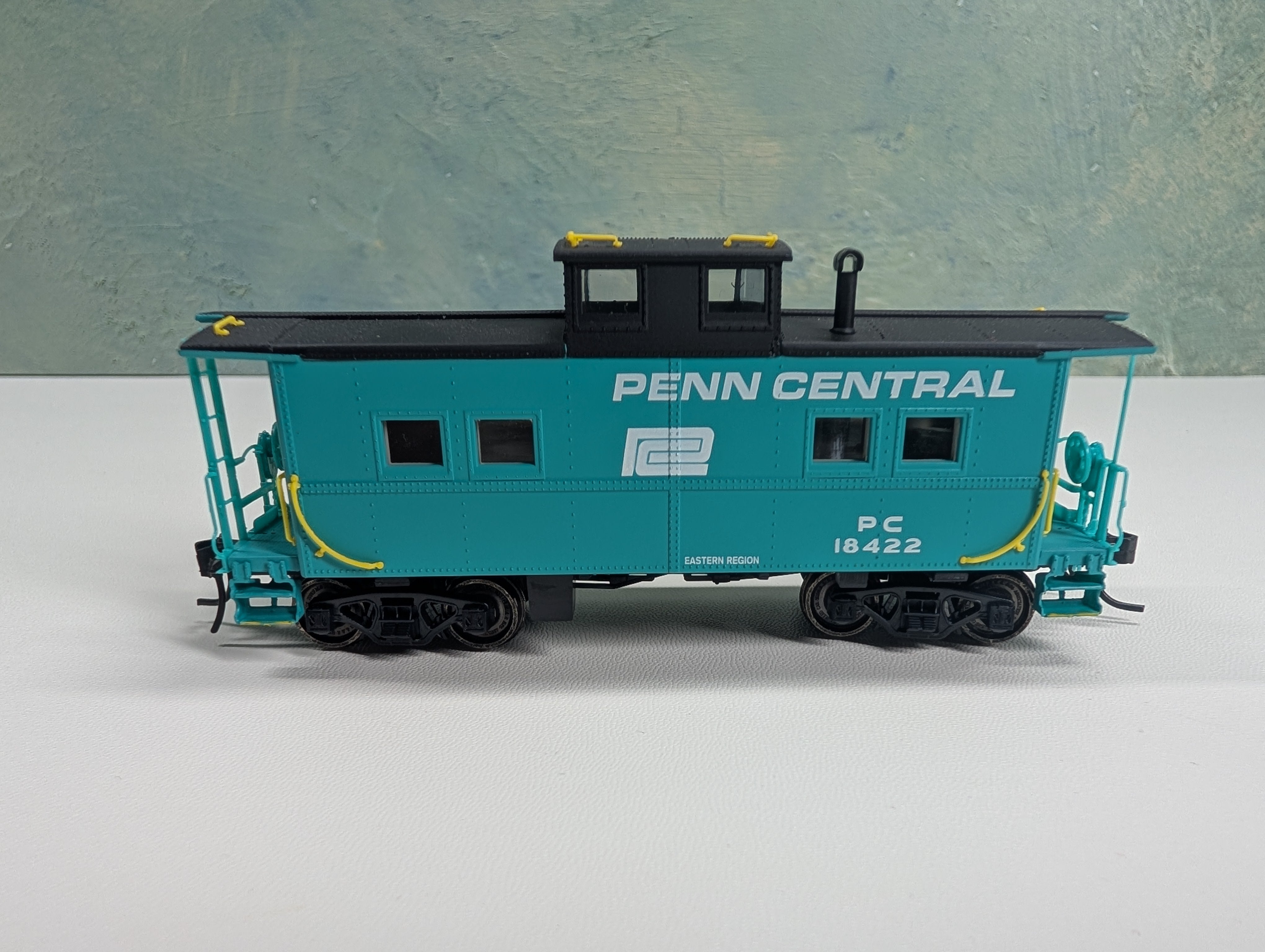 USED Life-Like 8556 HO Scale Center Cupola Steel Caboose Penn Central PC #18422 Proto 2000
