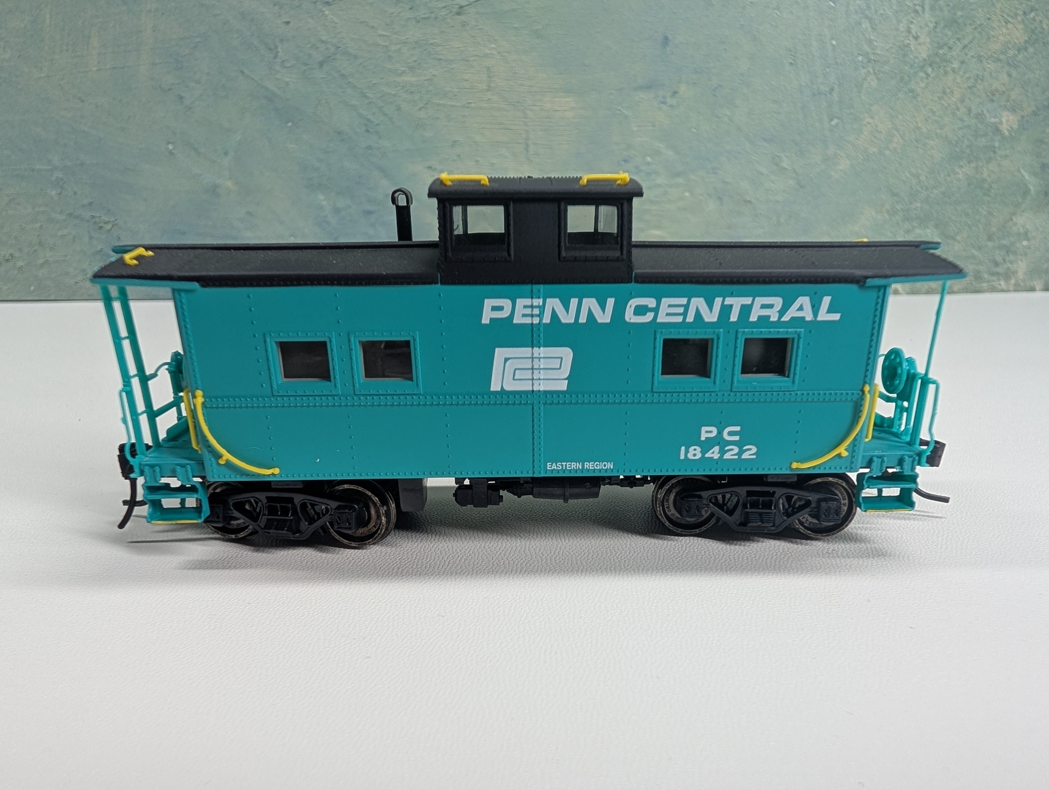 USED Life-Like 8556 HO Scale Center Cupola Steel Caboose Penn Central PC #18422 Proto 2000