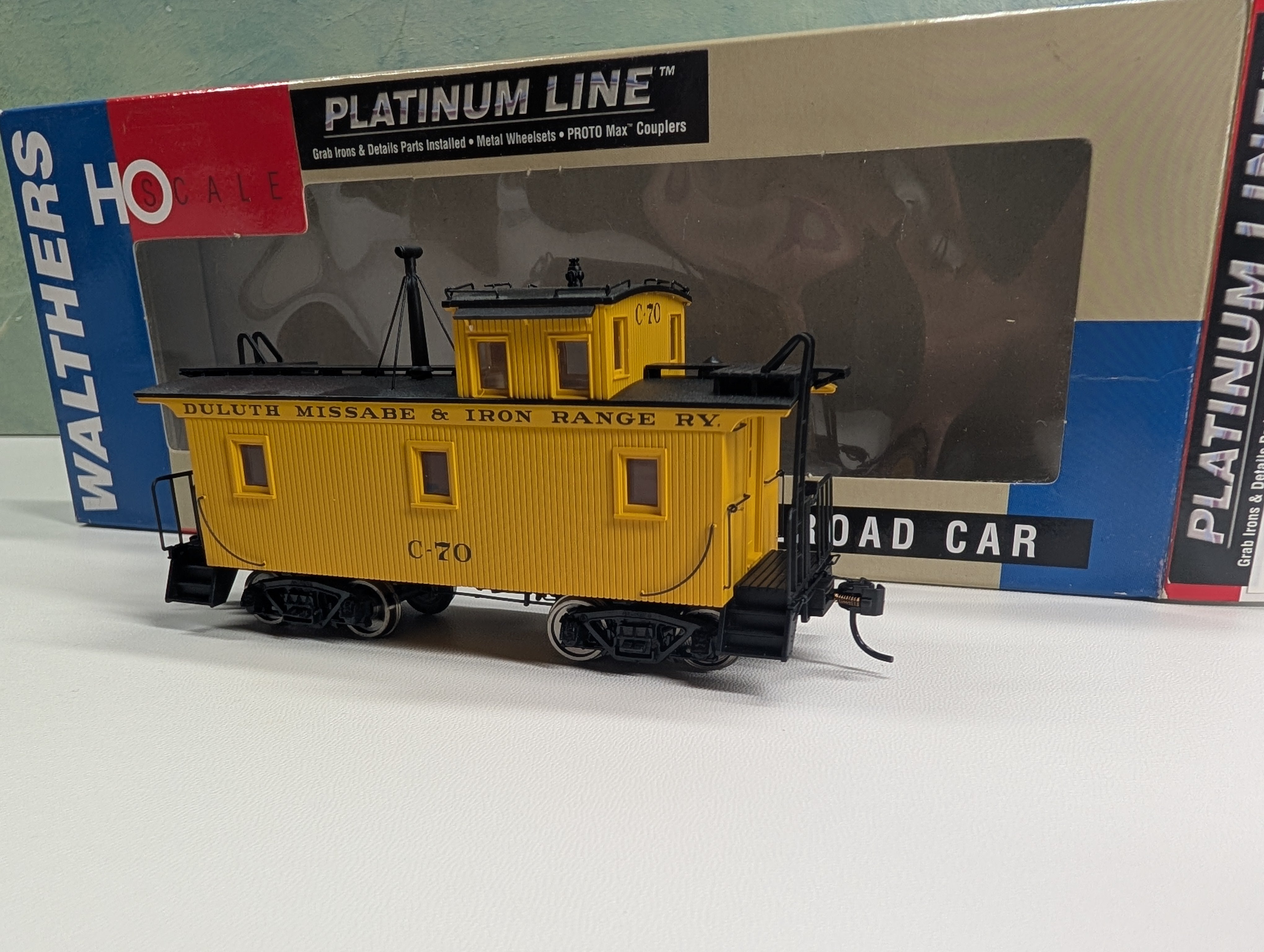 USED Walthers 932-7682 HO Scale G2 Wood Caboose Duluth, Missabe and Iron #C-70
