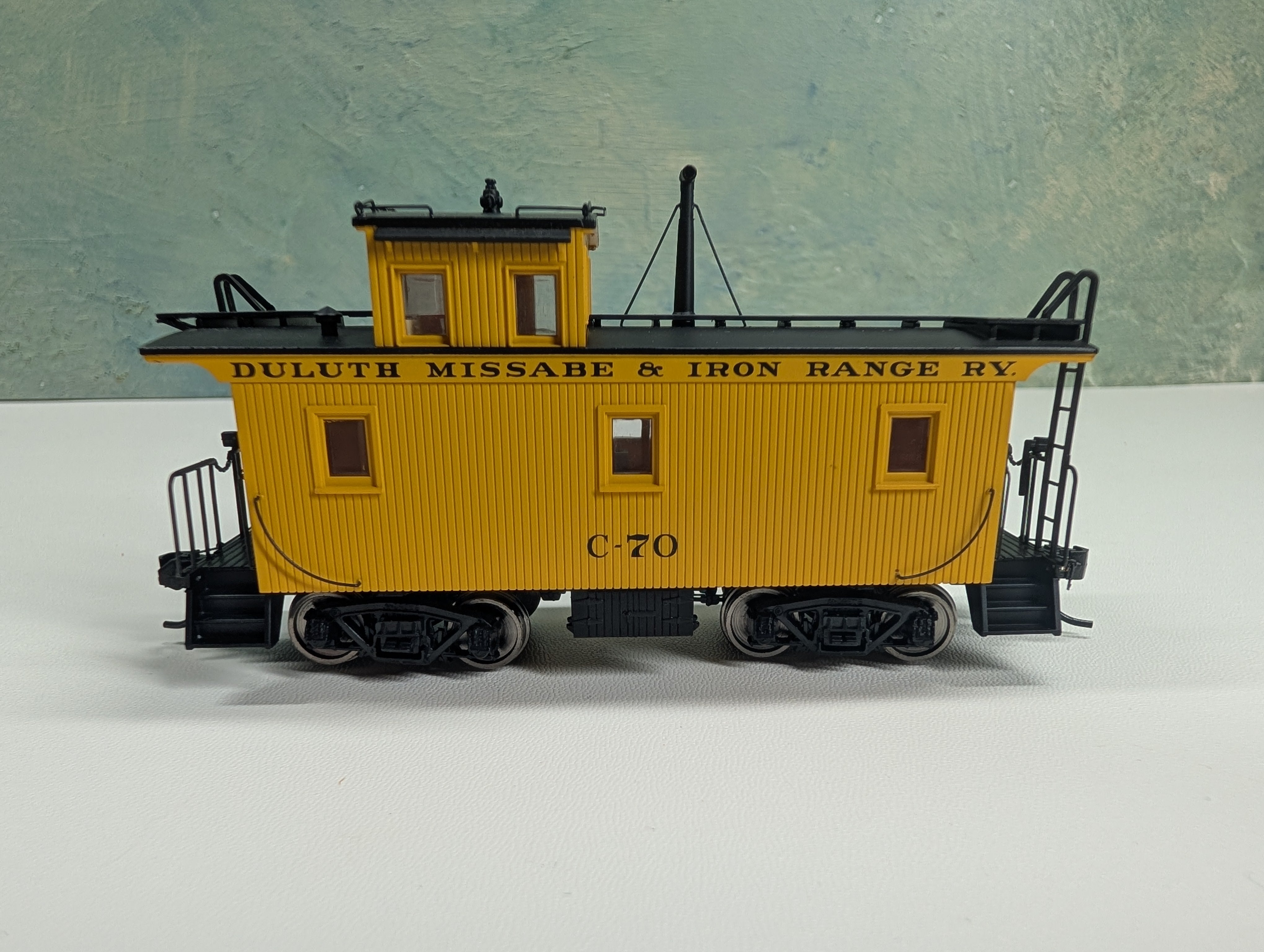 USED Walthers 932-7682 HO Scale G2 Wood Caboose Duluth, Missabe and Iron #C-70