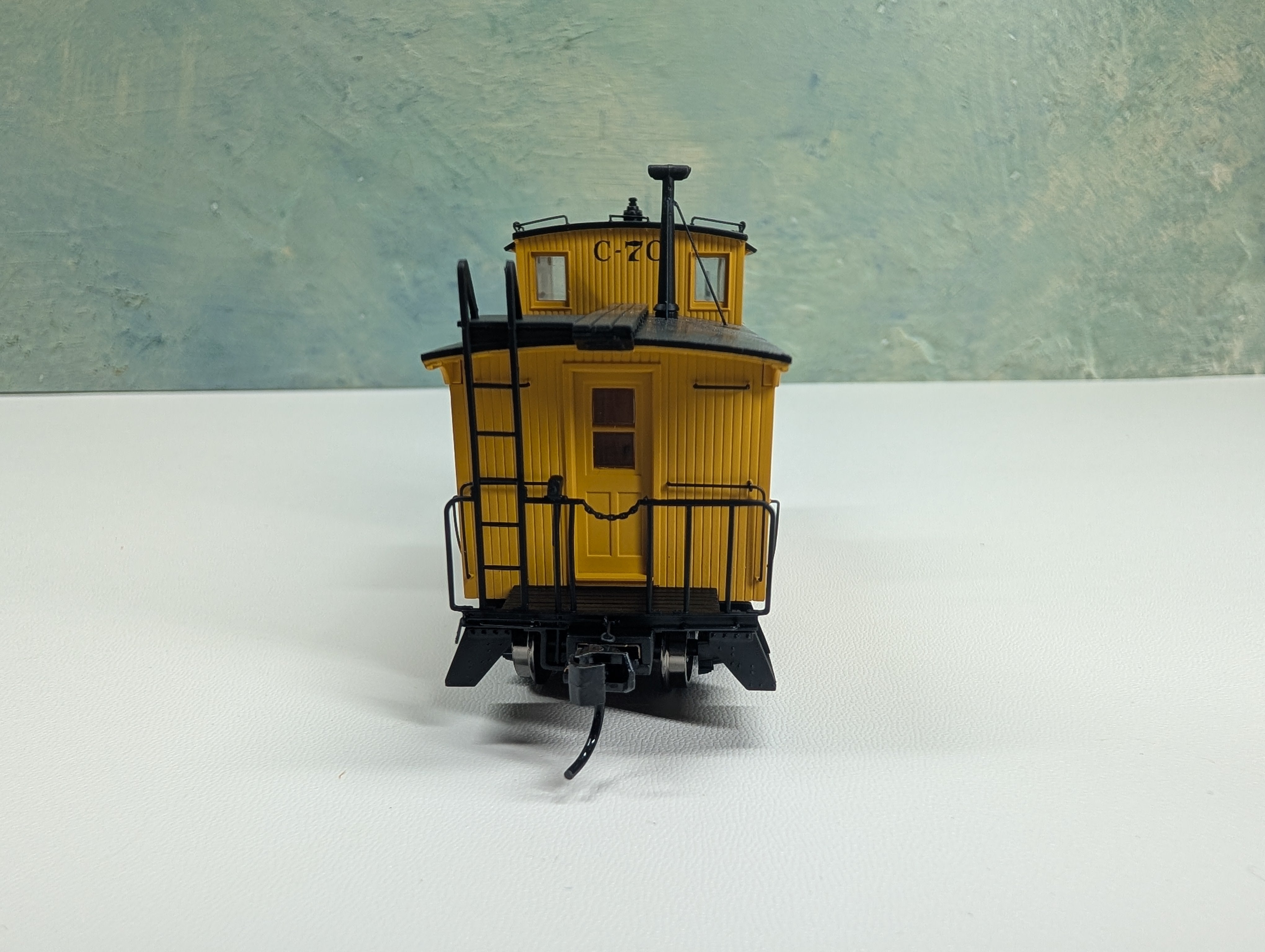 USED Walthers 932-7682 HO Scale G2 Wood Caboose Duluth, Missabe and Iron #C-70