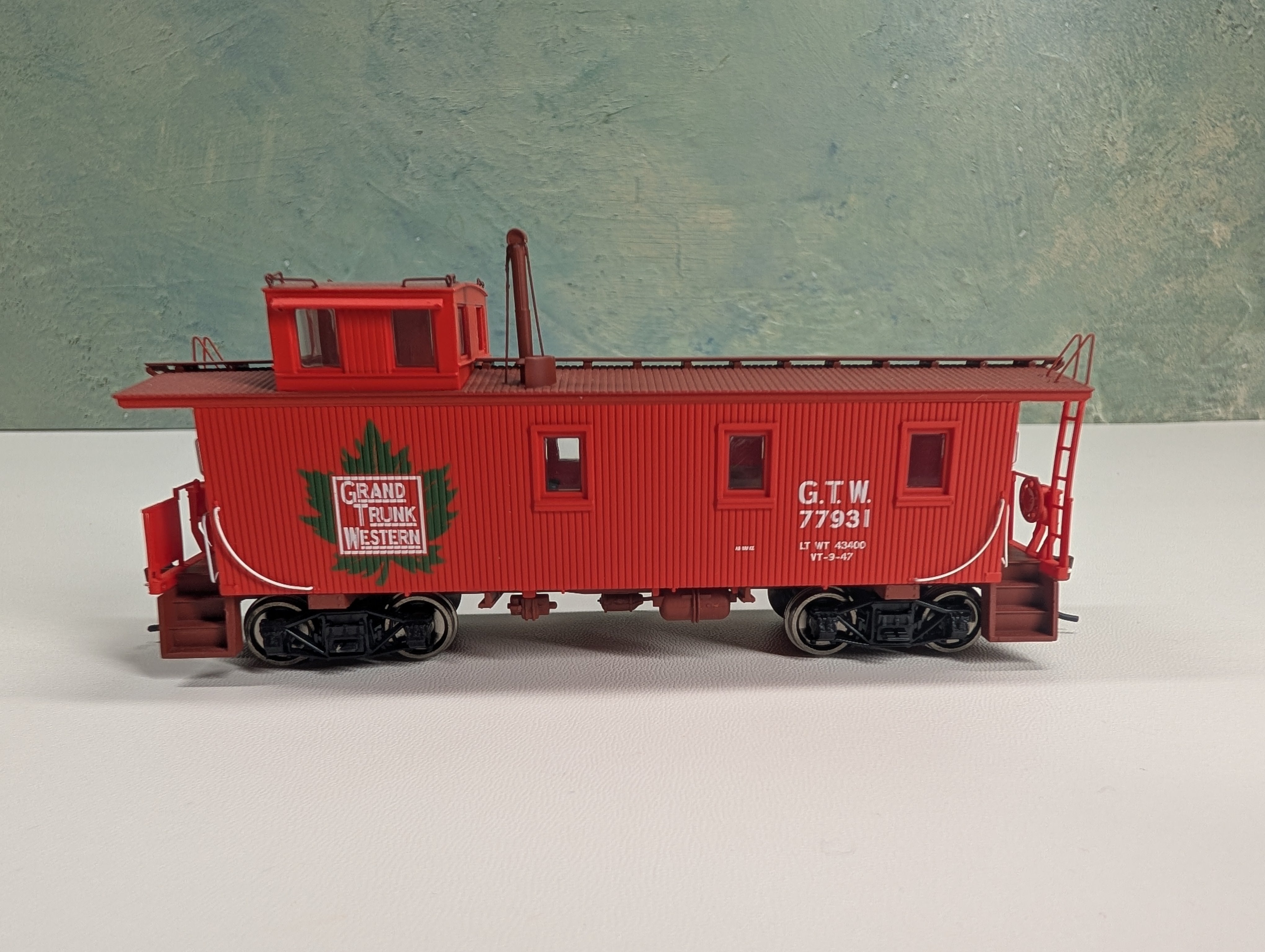 USED Walthers 932-7517 HO Scale 30' Wood Caboose 3 Window Offset Cupola Grand Trunk Western GTW #77931