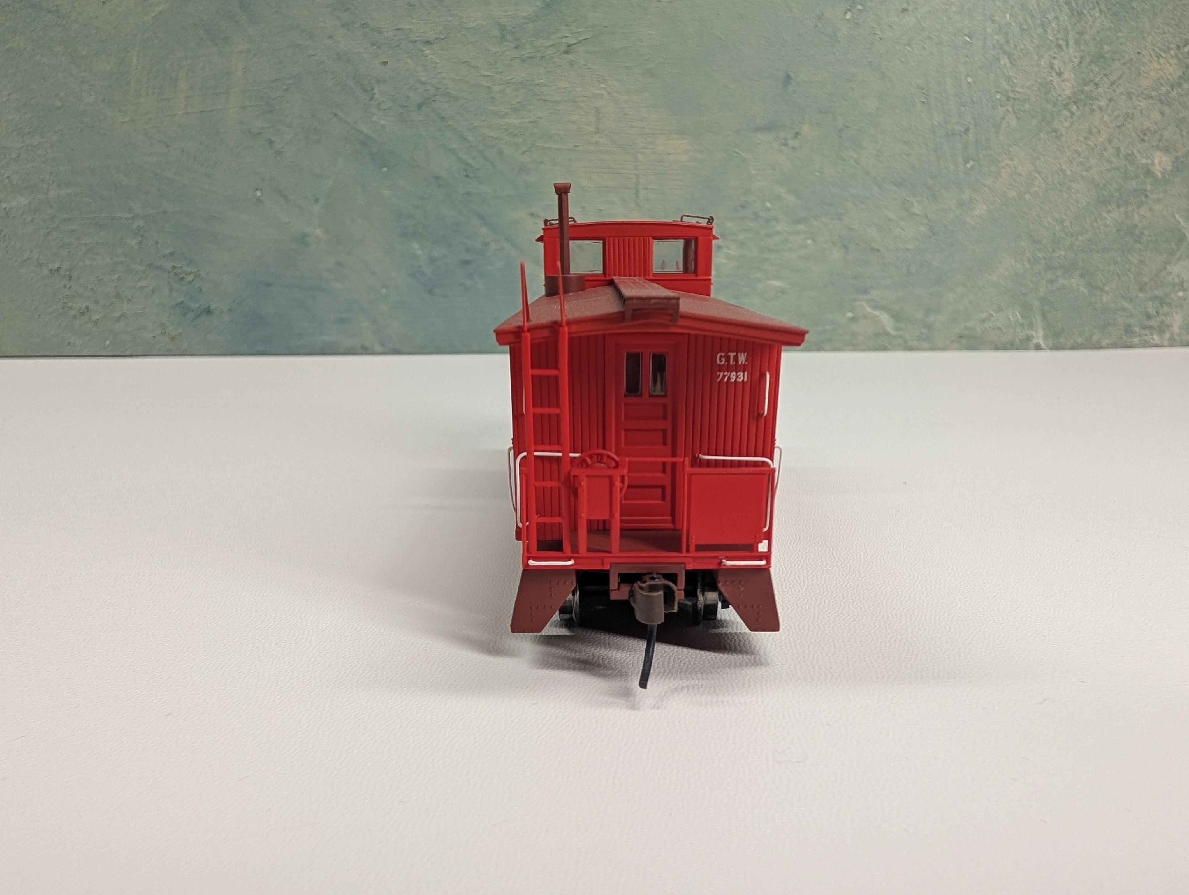 USED Walthers 932-7517 HO Scale 30' Wood Caboose 3 Window Offset Cupola Grand Trunk Western GTW #77931