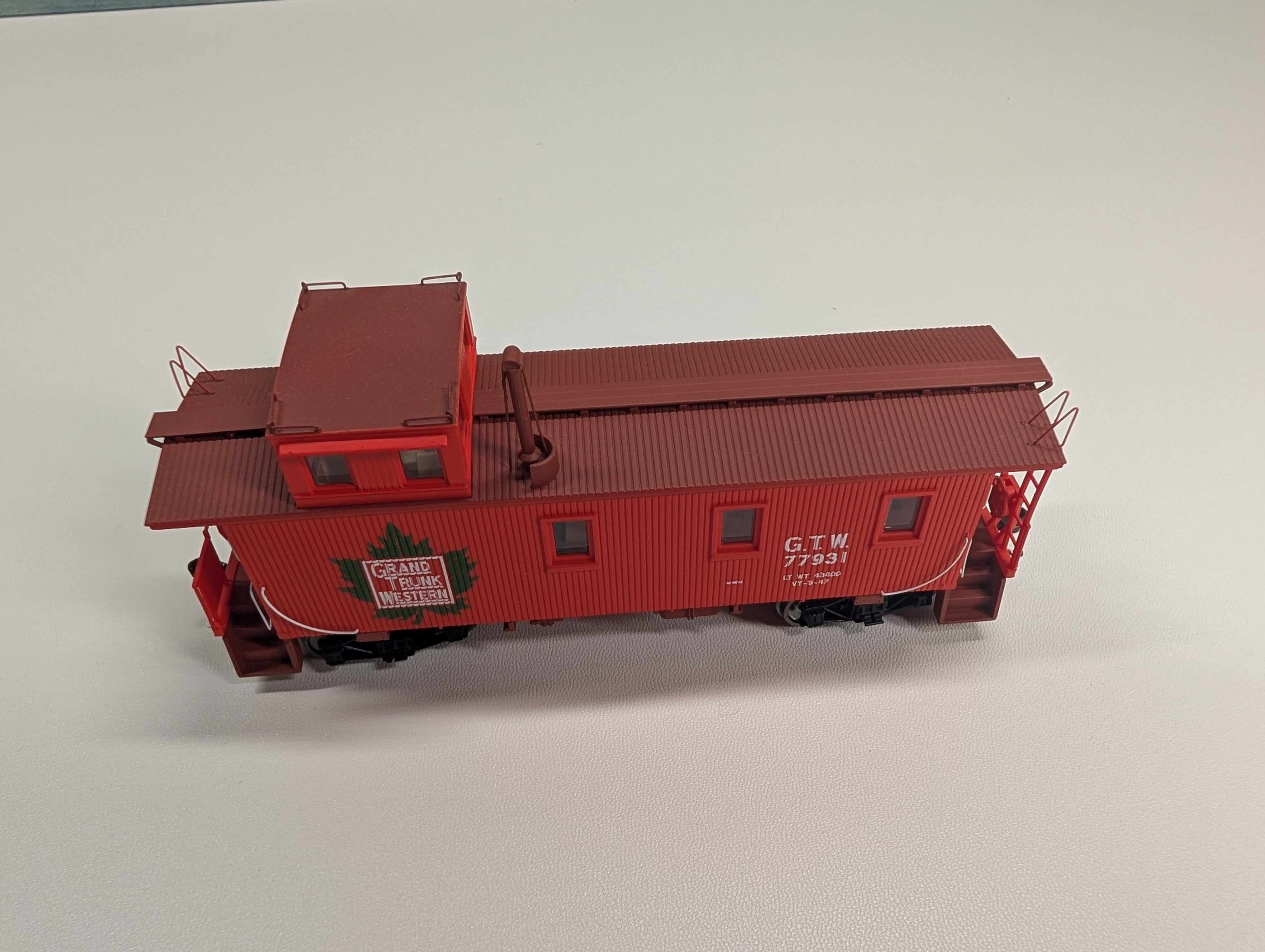 USED Walthers 932-7517 HO Scale 30' Wood Caboose 3 Window Offset Cupola Grand Trunk Western GTW #77931