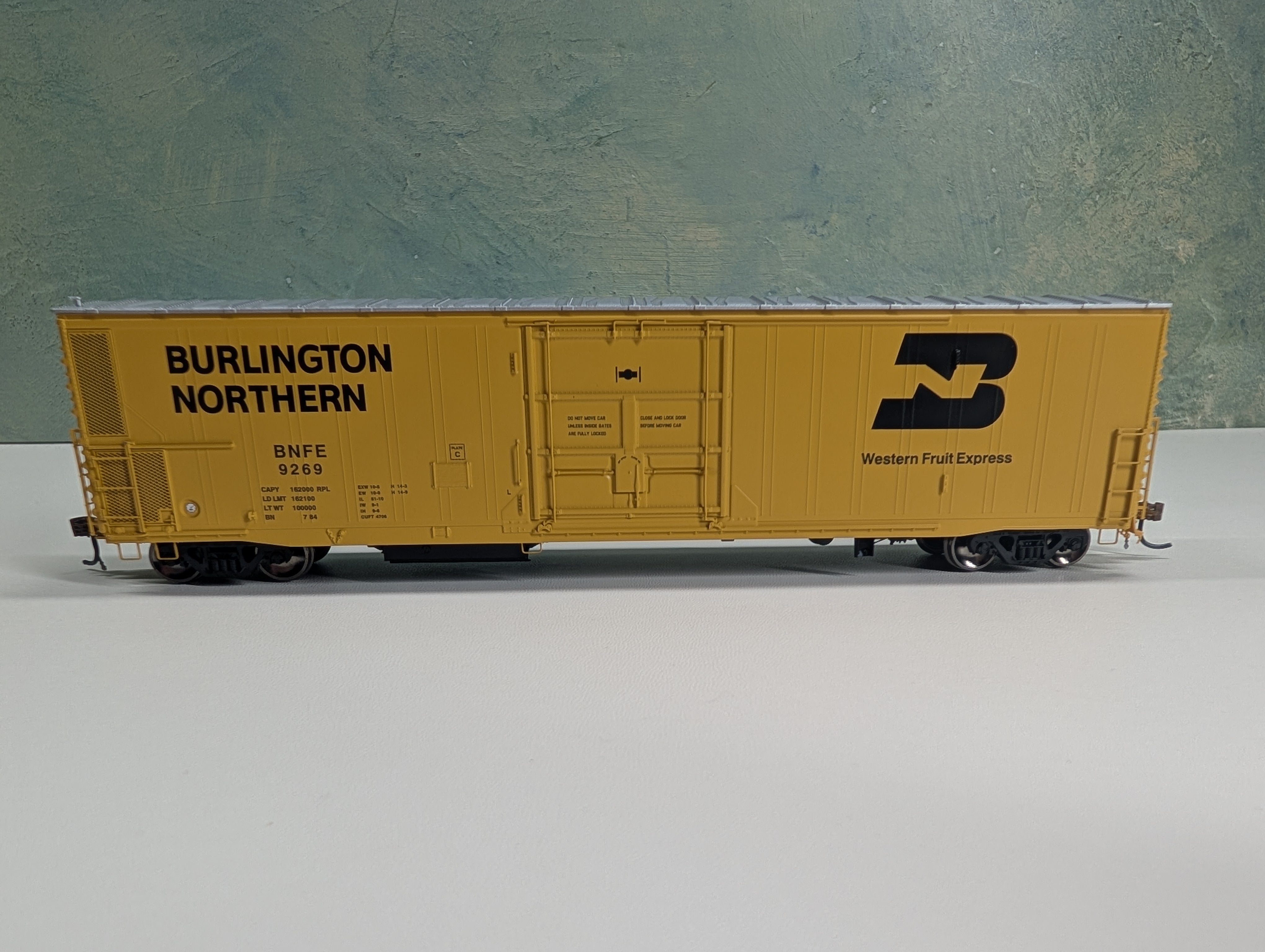 USED Athearn Genesis #G36058 HO Scale 57' FGE Mechanical Reefer Burlington Northern BNFE #8269