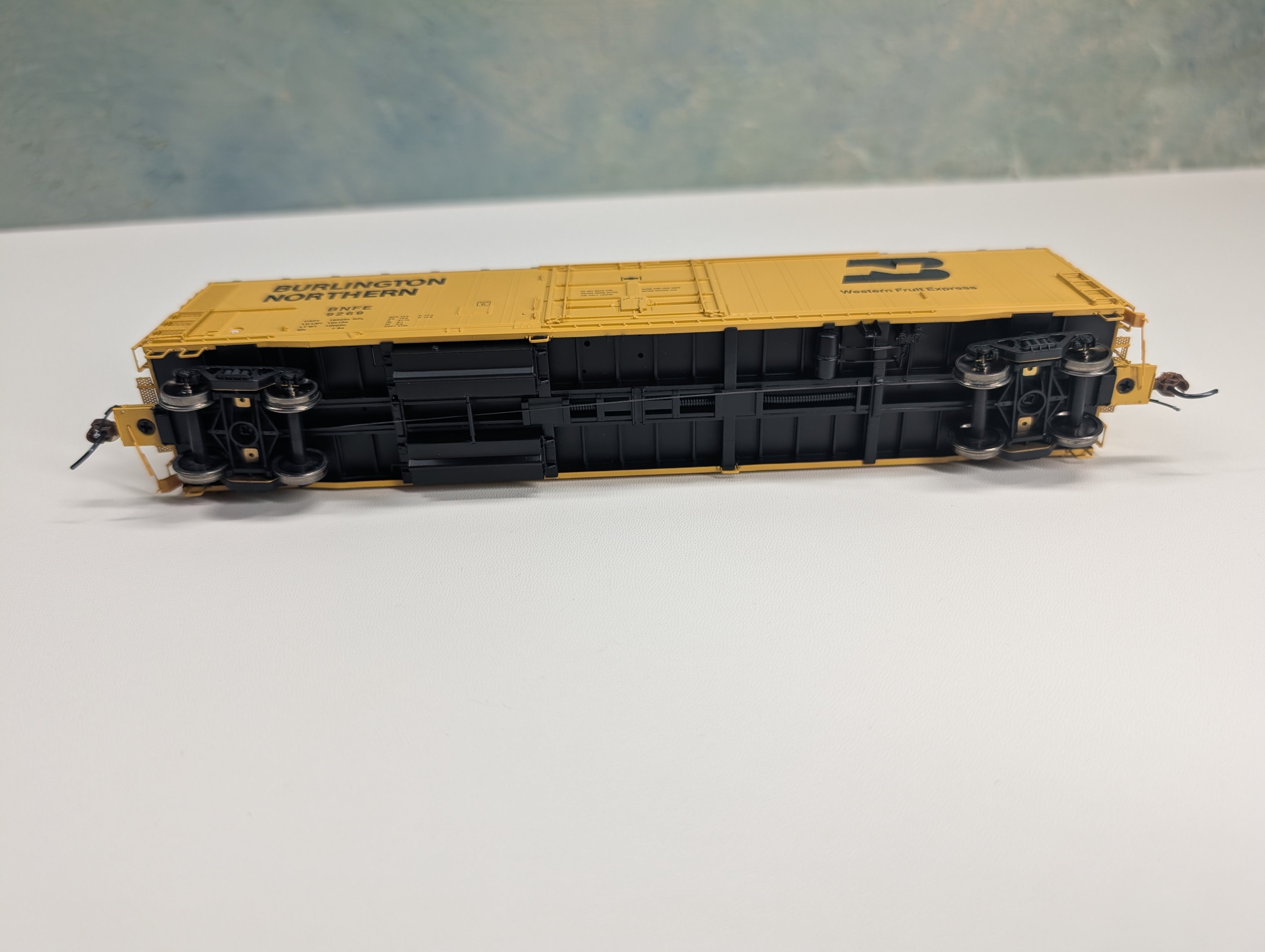 USED Athearn Genesis #G36058 HO Scale 57' FGE Mechanical Reefer Burlington Northern BNFE #8269