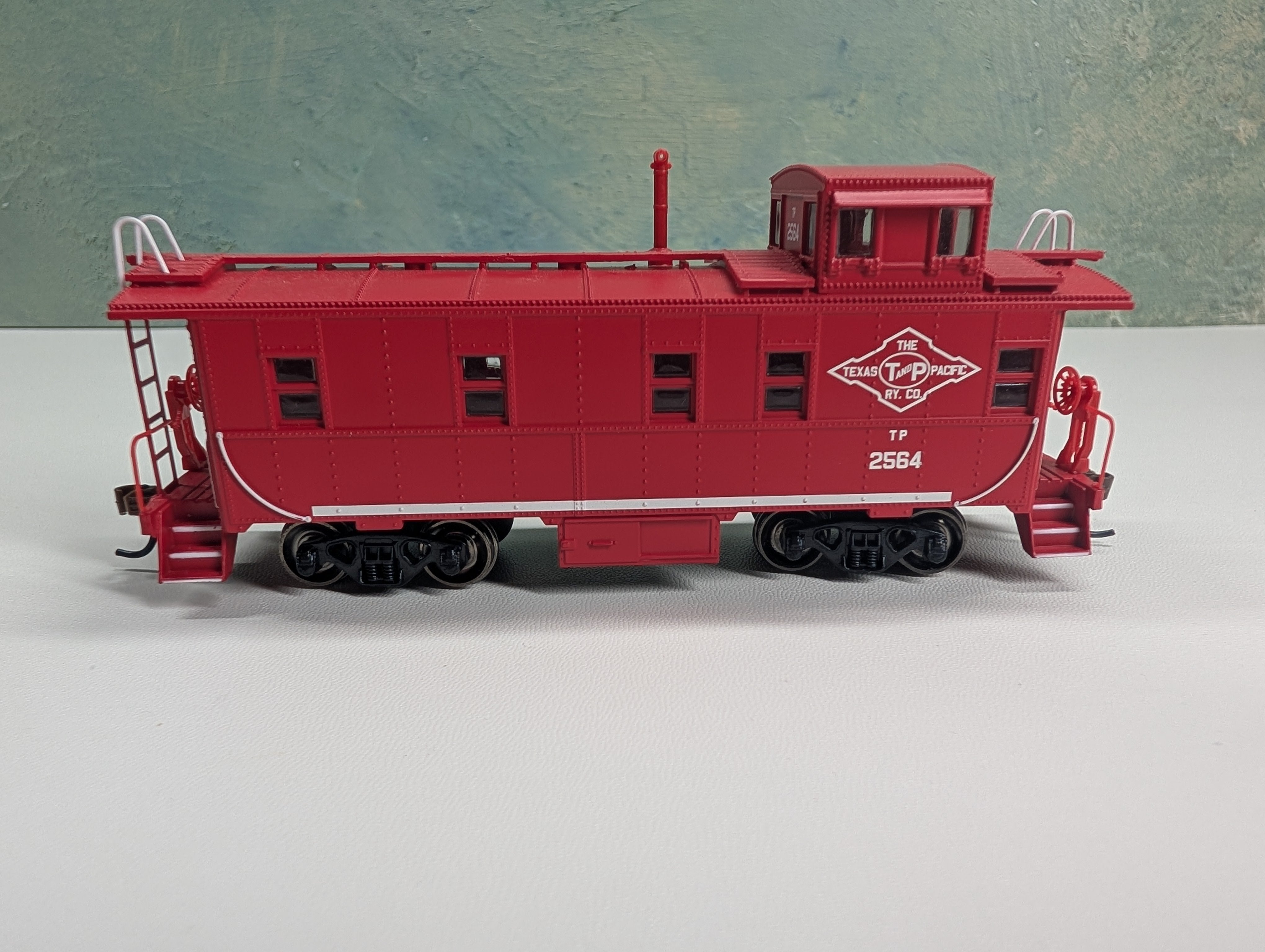 USED Athearn 98079 HO Scale Cupola Caboose Texas and Pacific TP #2564