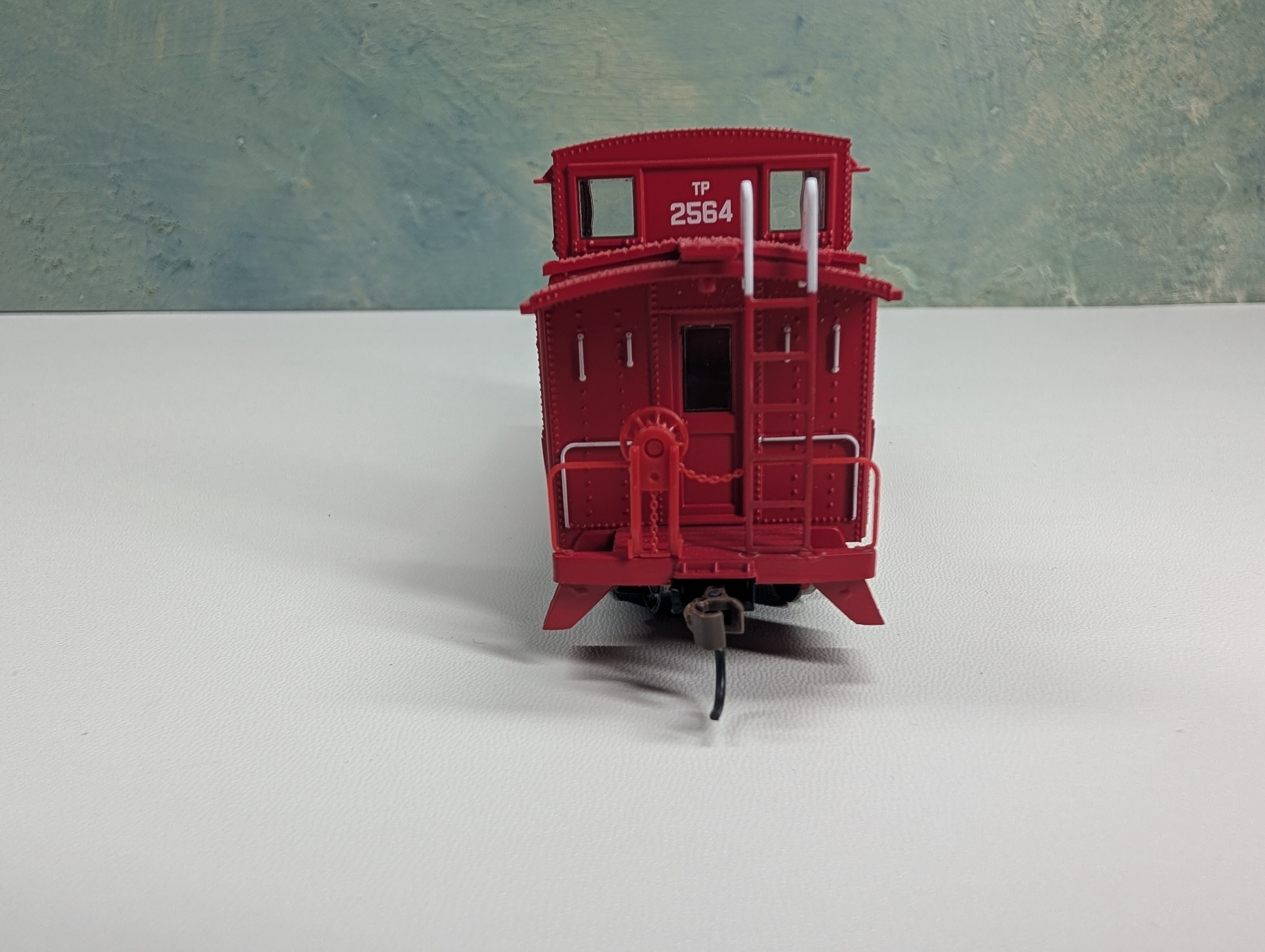 USED Athearn 98079 HO Scale Cupola Caboose Texas and Pacific TP #2564