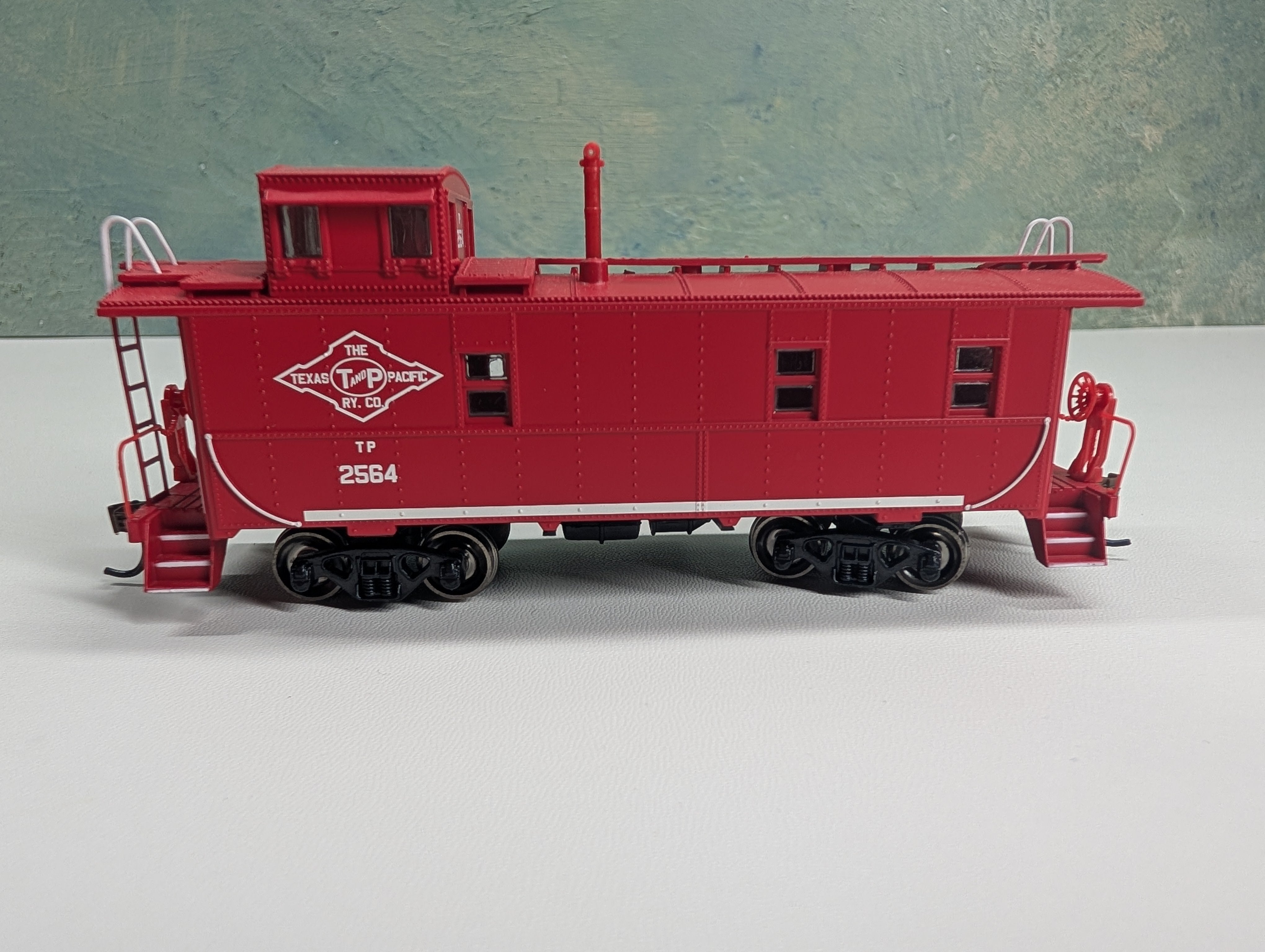 USED Athearn 98079 HO Scale Cupola Caboose Texas and Pacific TP #2564
