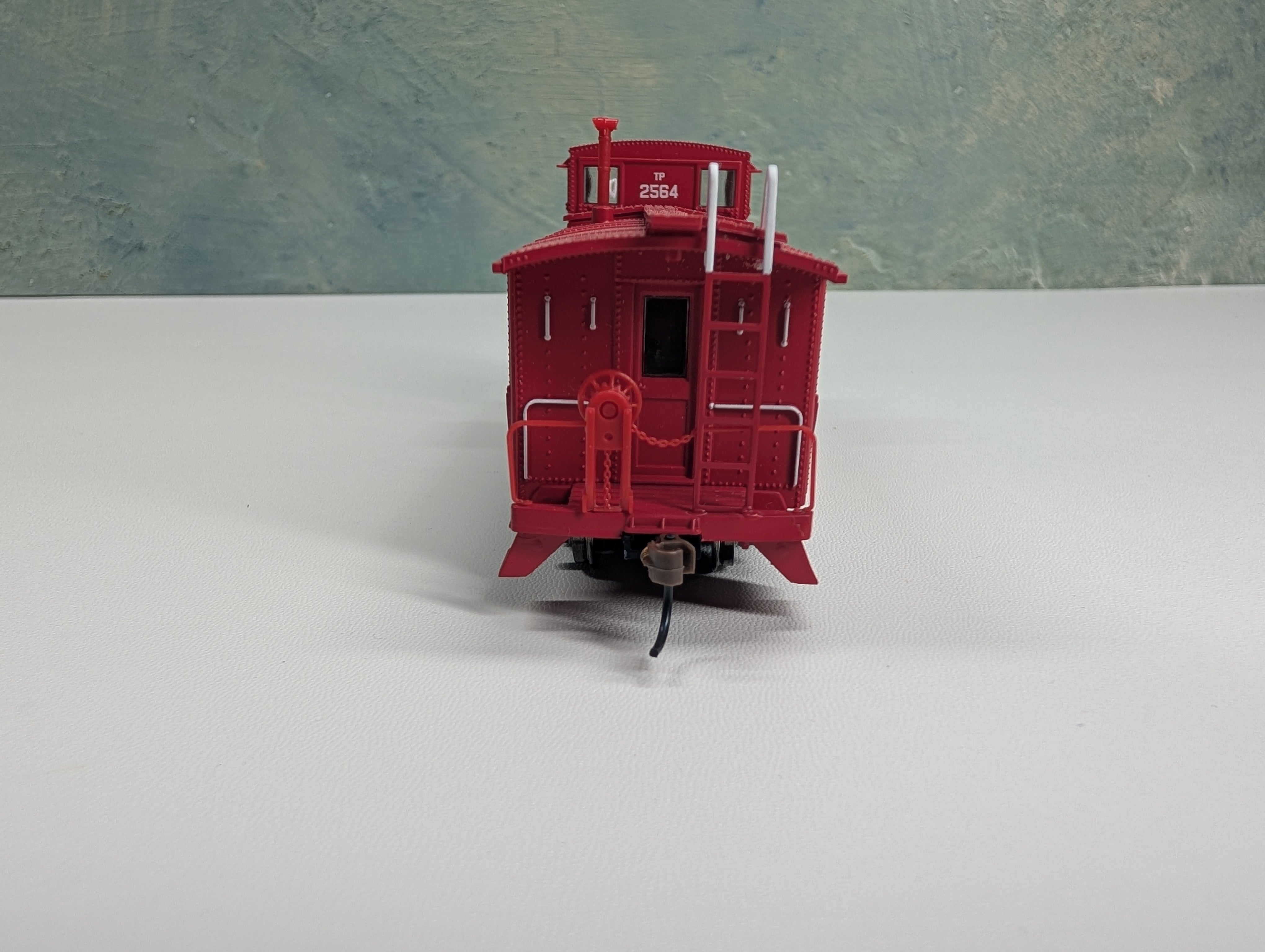 USED Athearn 98079 HO Scale Cupola Caboose Texas and Pacific TP #2564
