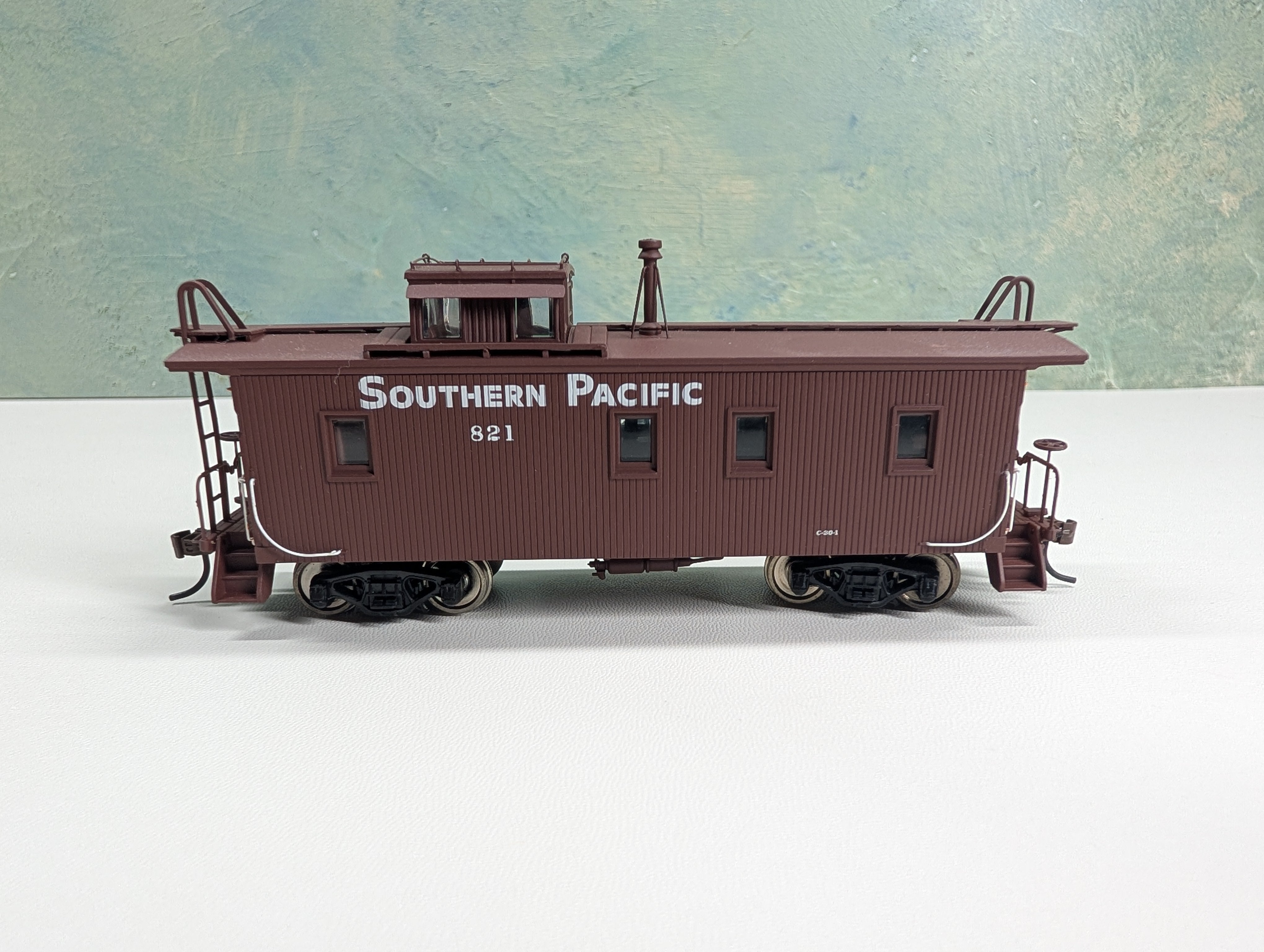 USED Walthers 932-7613 HO Scale C-30-1 Wood Caboose Southern Pacific #821