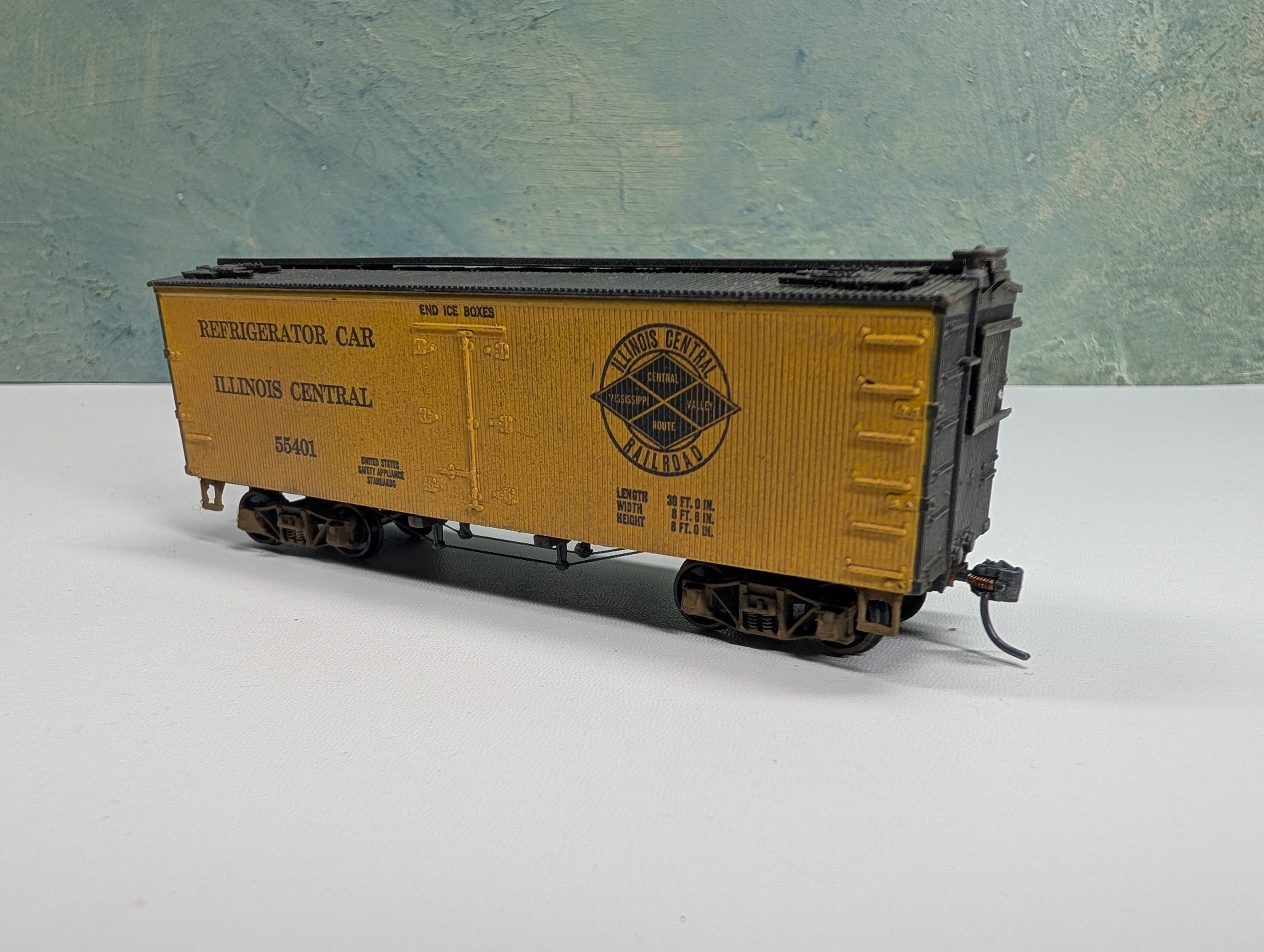 USED Roundhouse HO Scale 37' Wooden Reefer Illinois Central IC #55401 Weathered