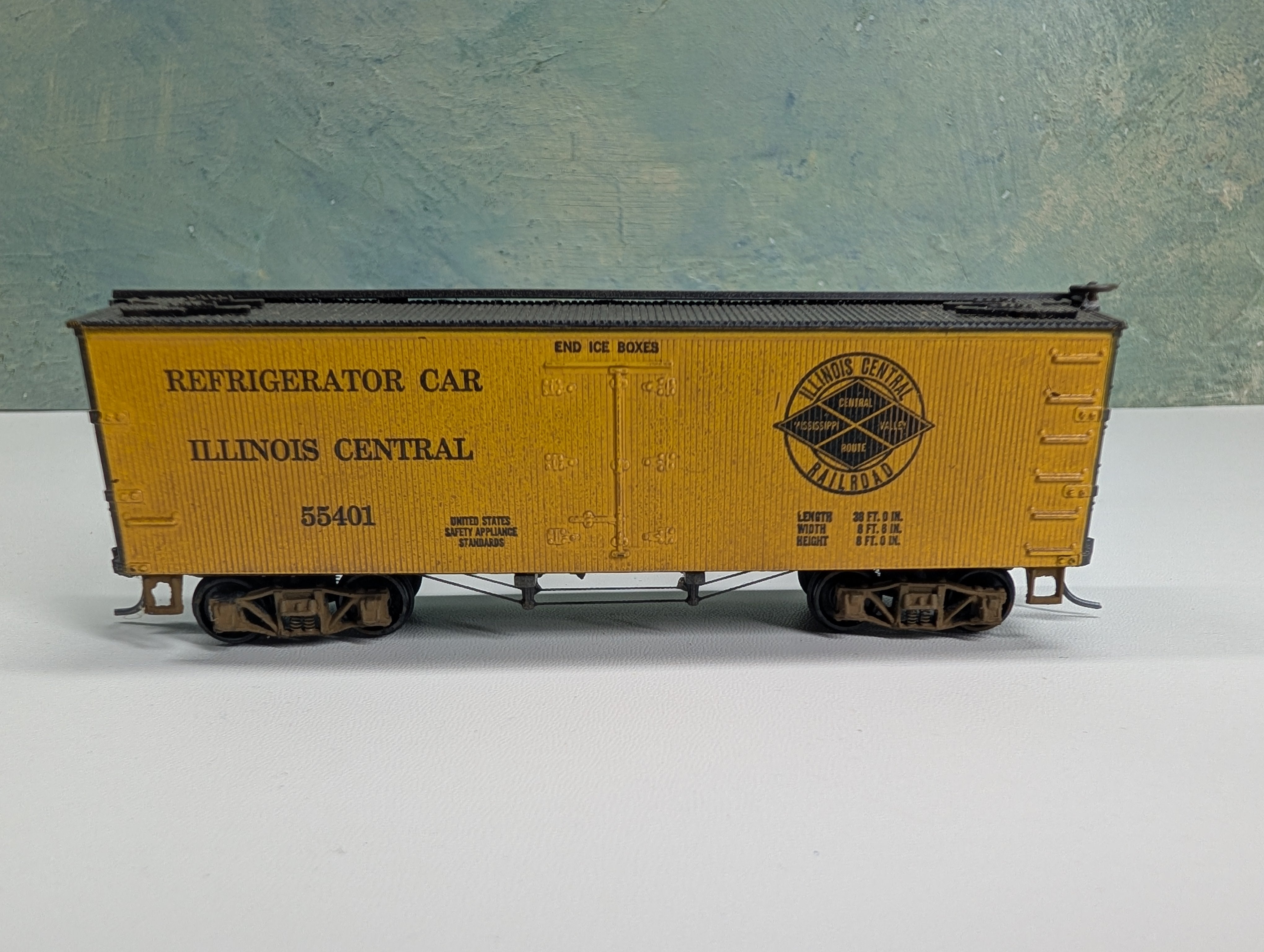 USED Roundhouse HO Scale 37' Wooden Reefer Illinois Central IC #55401 Weathered