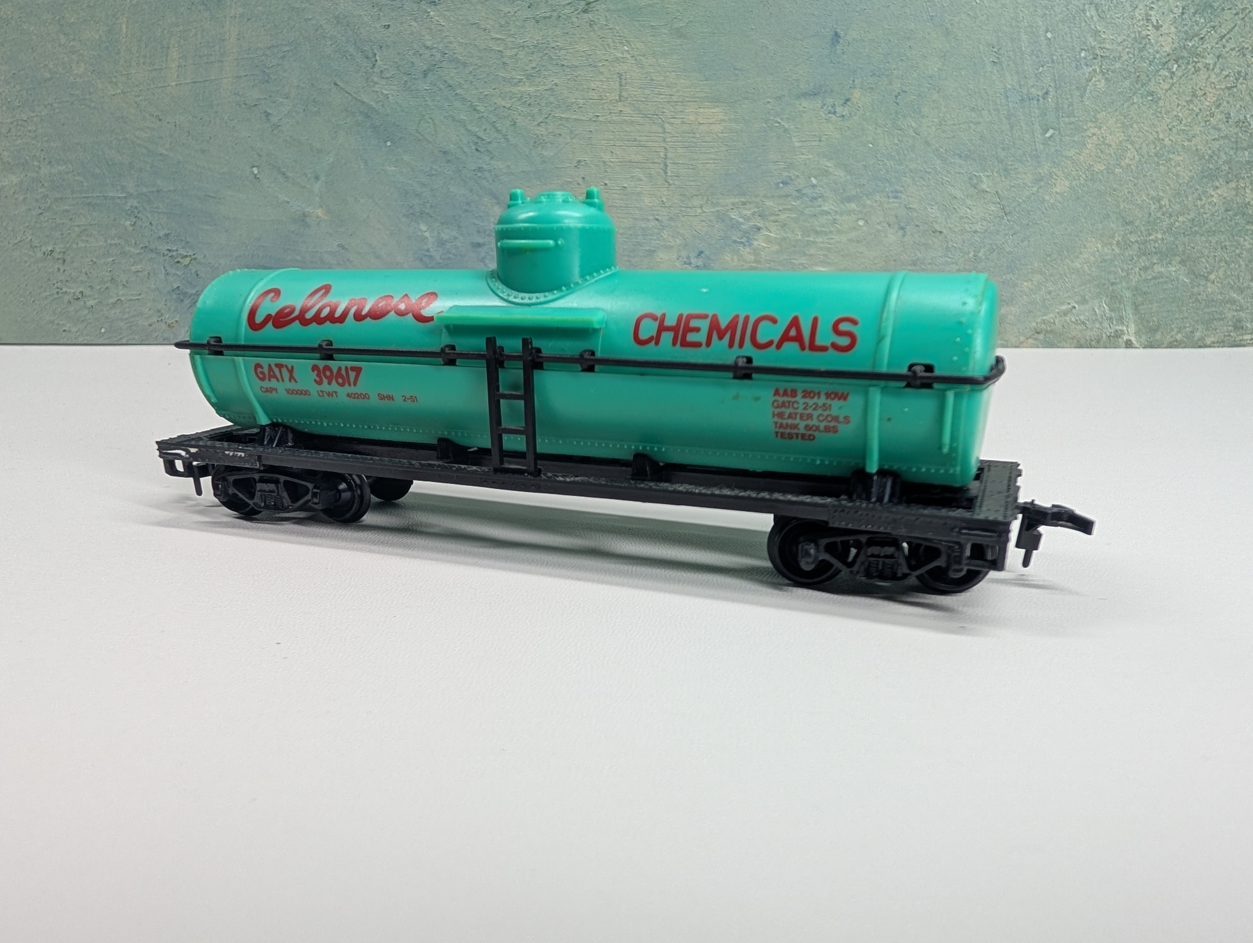 USED HO Scale Single Dome Tank Car Celanese Chemicals GATX #39617