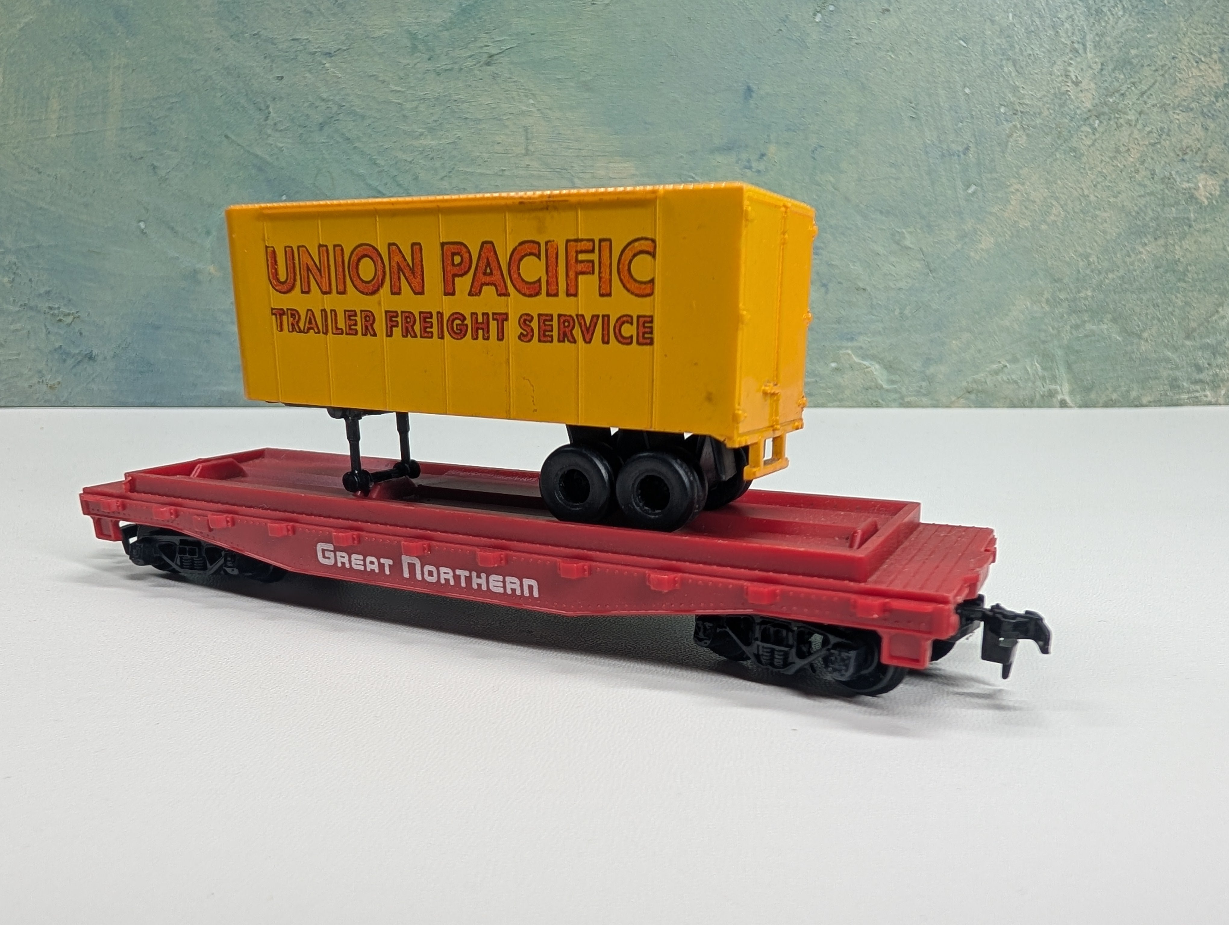 USED Tyco HO Scale Flat Car with UP Trailer Great Northern
