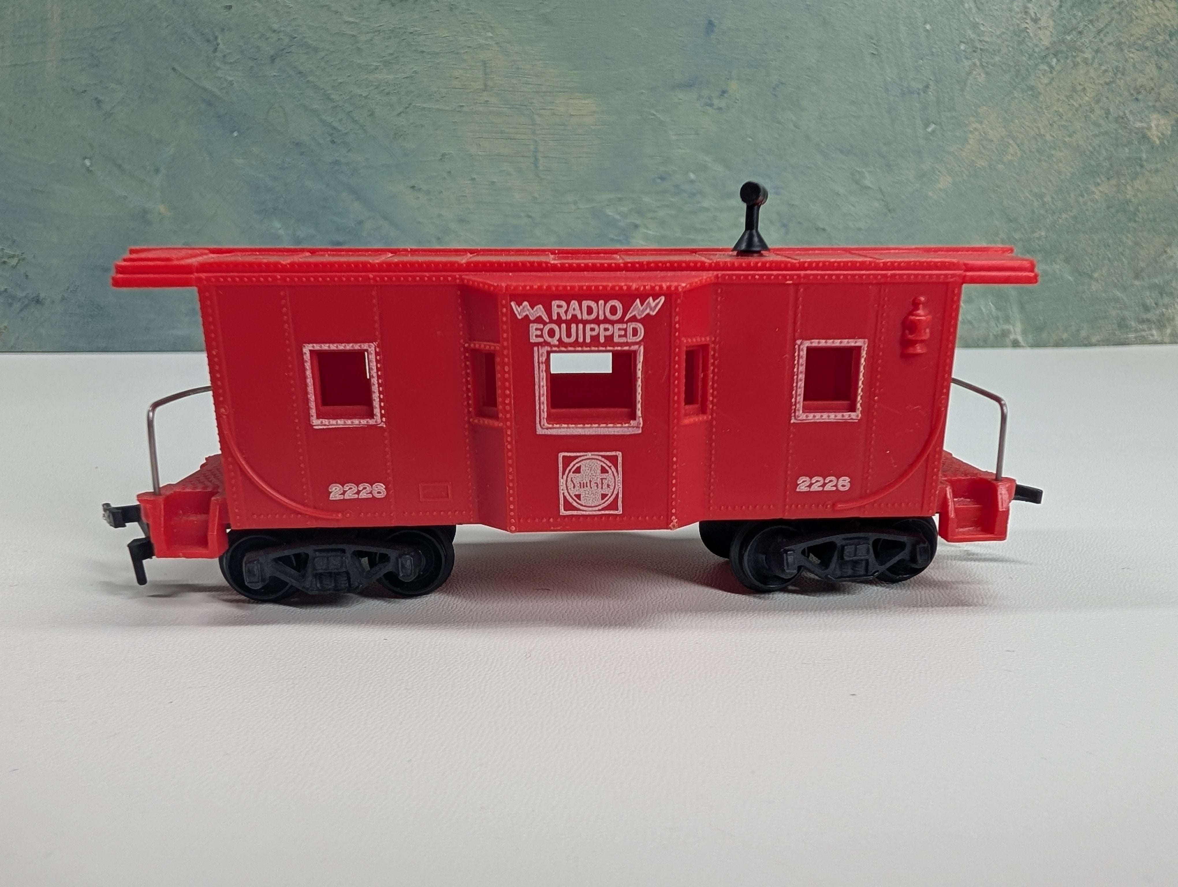 USED Marx HO Scale Bay Window Caboose Santa Fe #2226 Radio Equipped