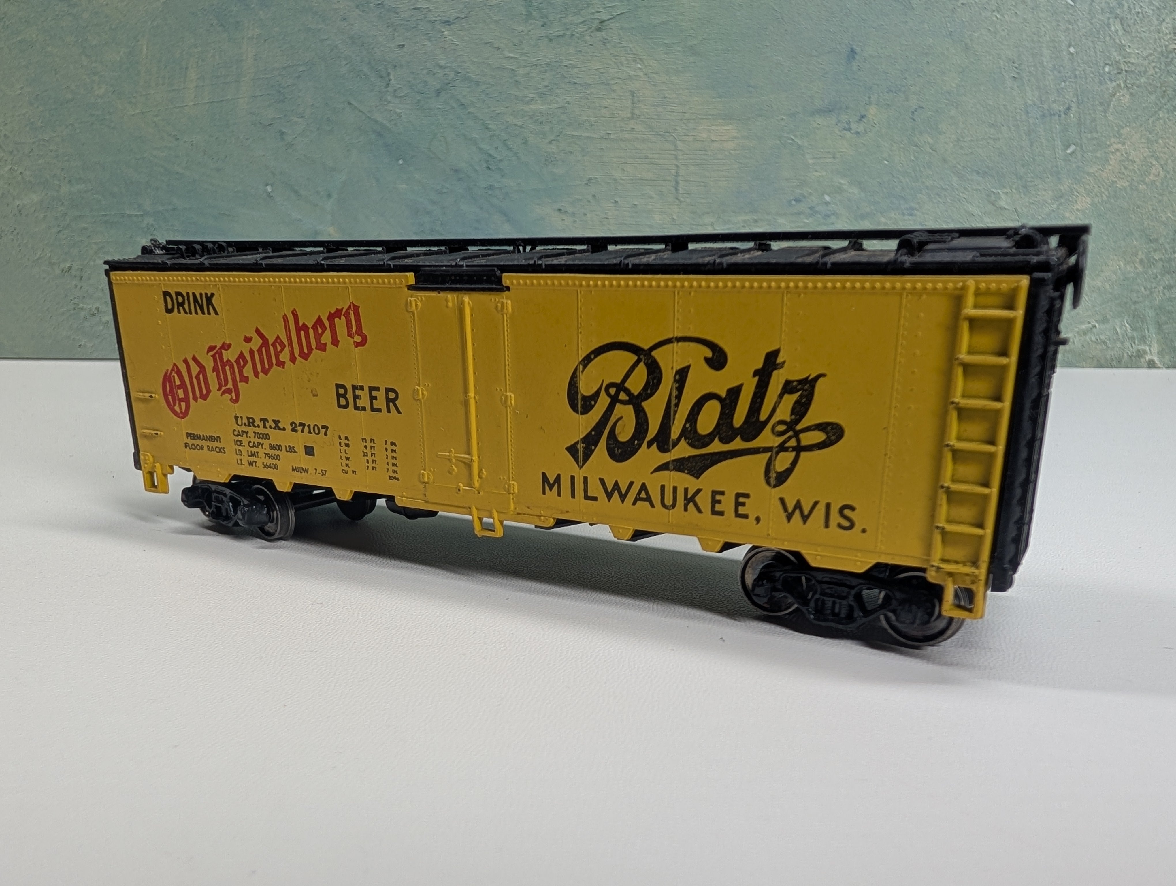 USED Athearn HO Scale Beer Reefer Blatz Old Heidelberg Beer URTX #27107