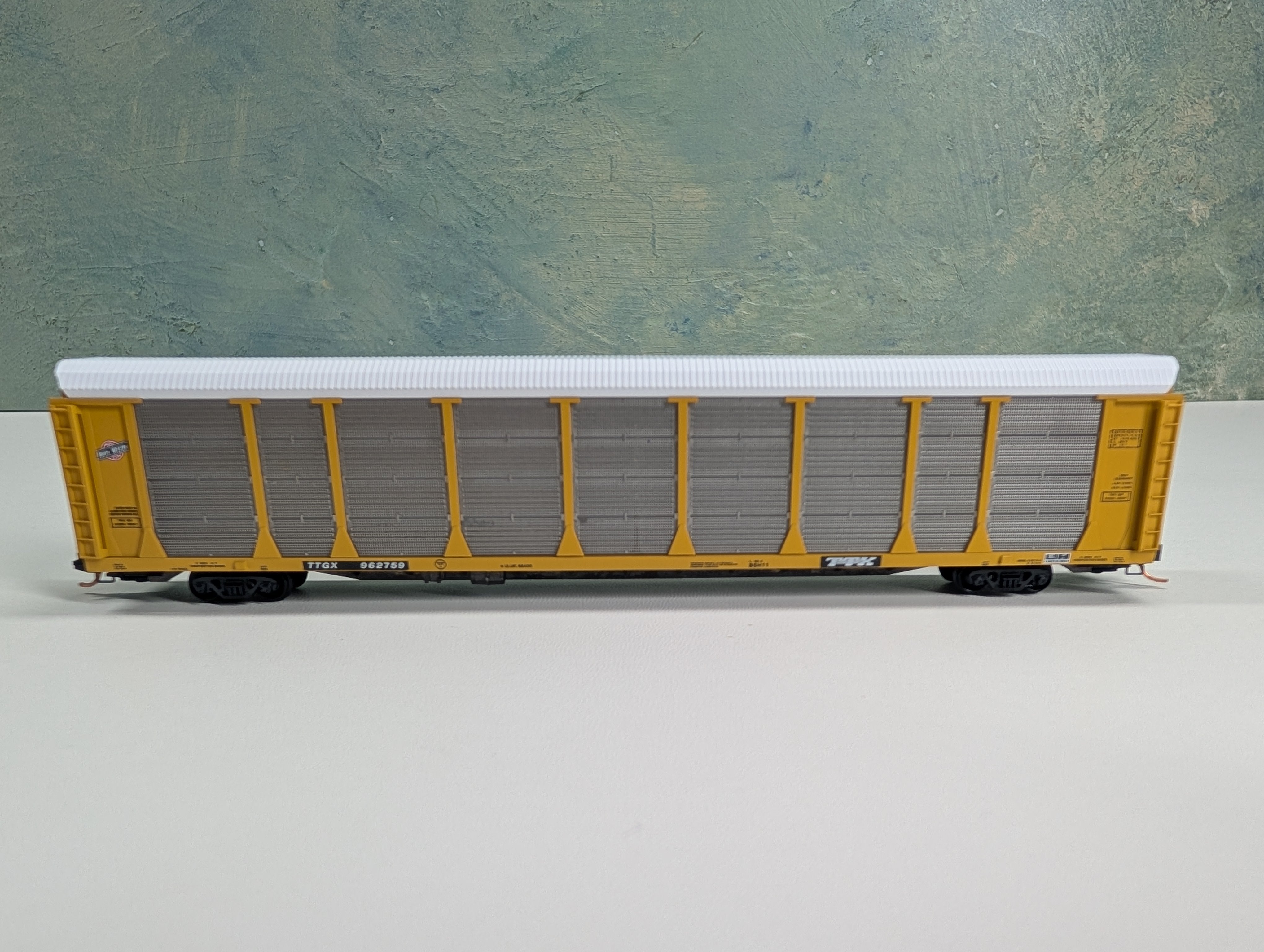 USED Micro-Trains 11100230 N Scale 89' Tri-Level Closed Autorack Chicago & North Western TTGX #962759