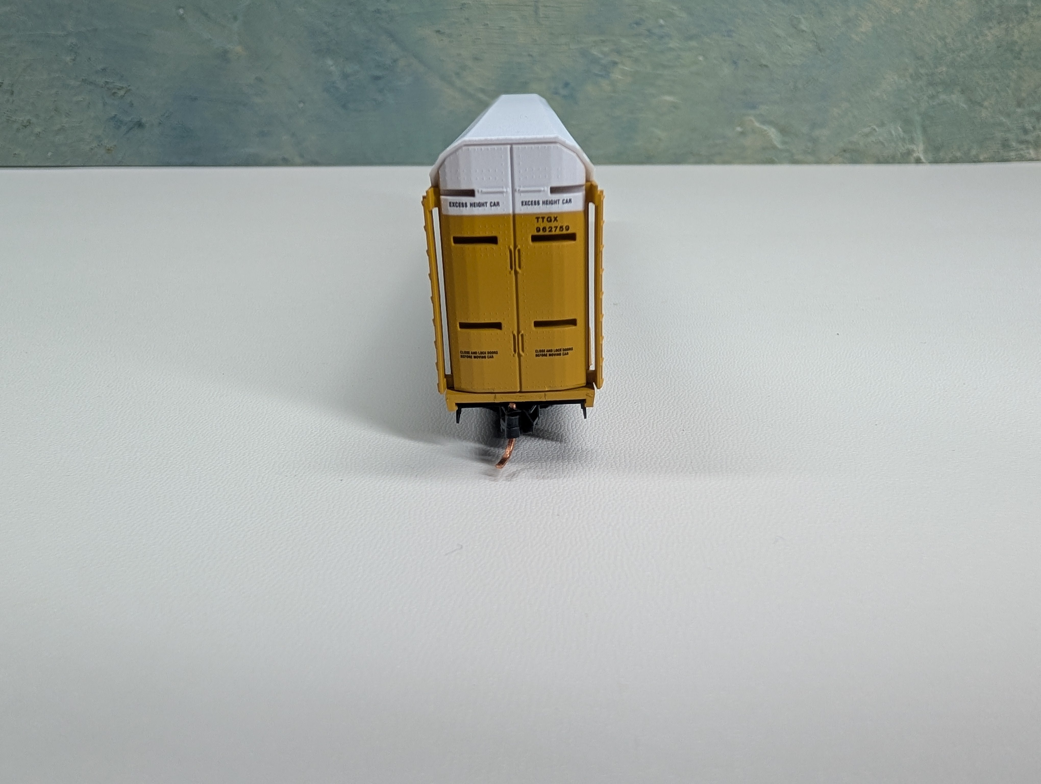 USED Micro-Trains 11100230 N Scale 89' Tri-Level Closed Autorack Chicago & North Western TTGX #962759