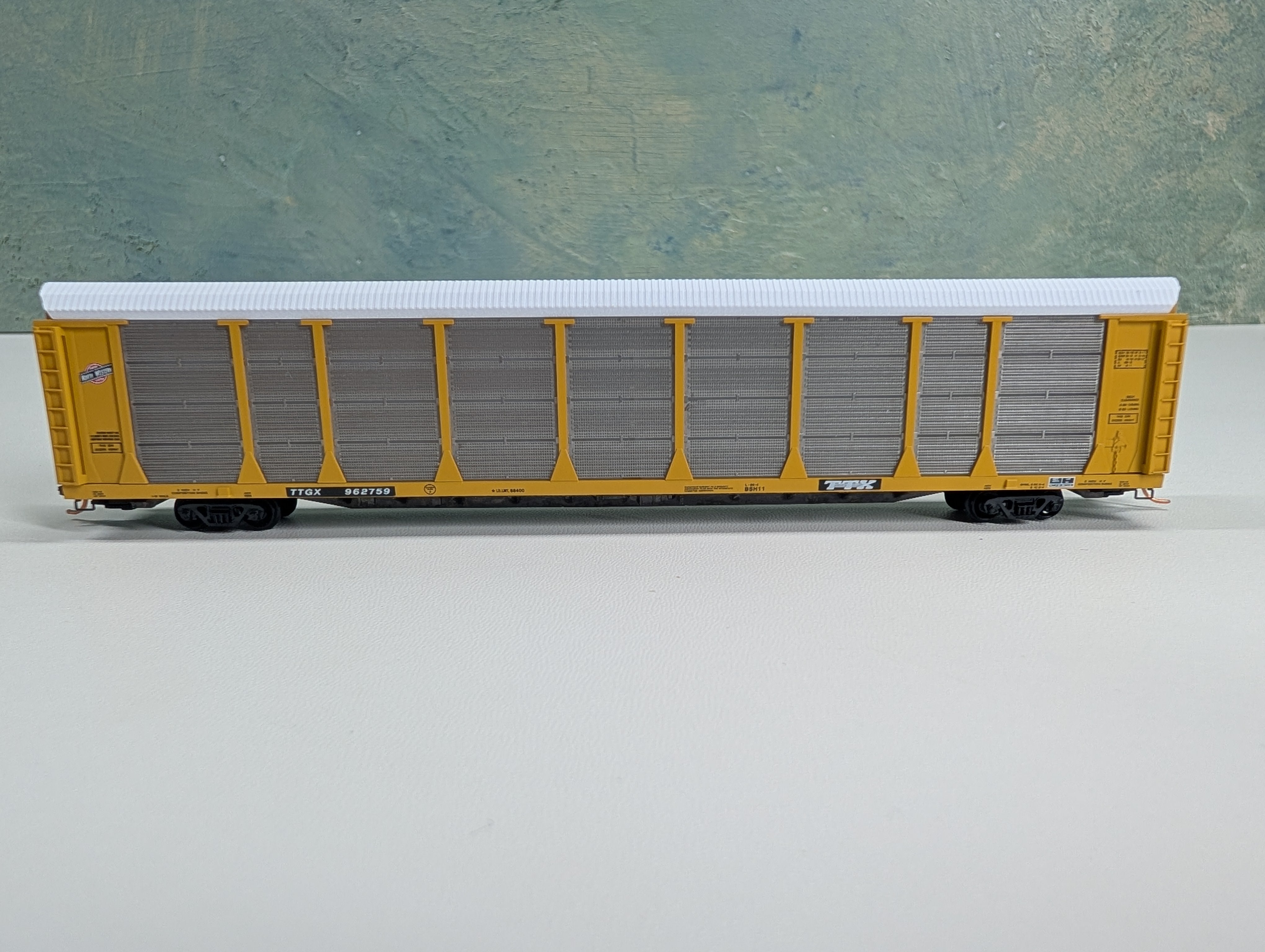 USED Micro-Trains 11100230 N Scale 89' Tri-Level Closed Autorack Chicago & North Western TTGX #962759