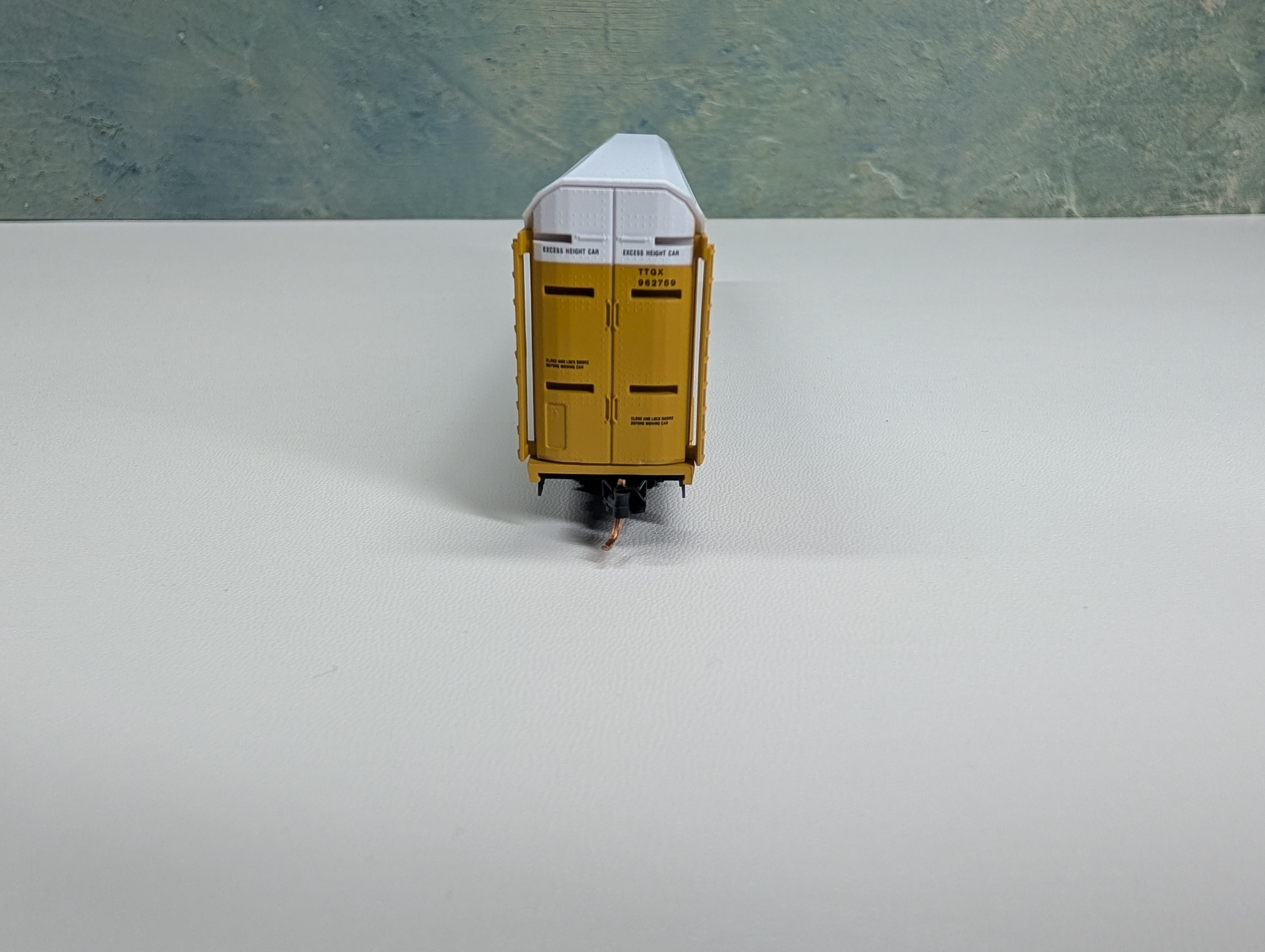 USED Micro-Trains 11100230 N Scale 89' Tri-Level Closed Autorack Chicago & North Western TTGX #962759