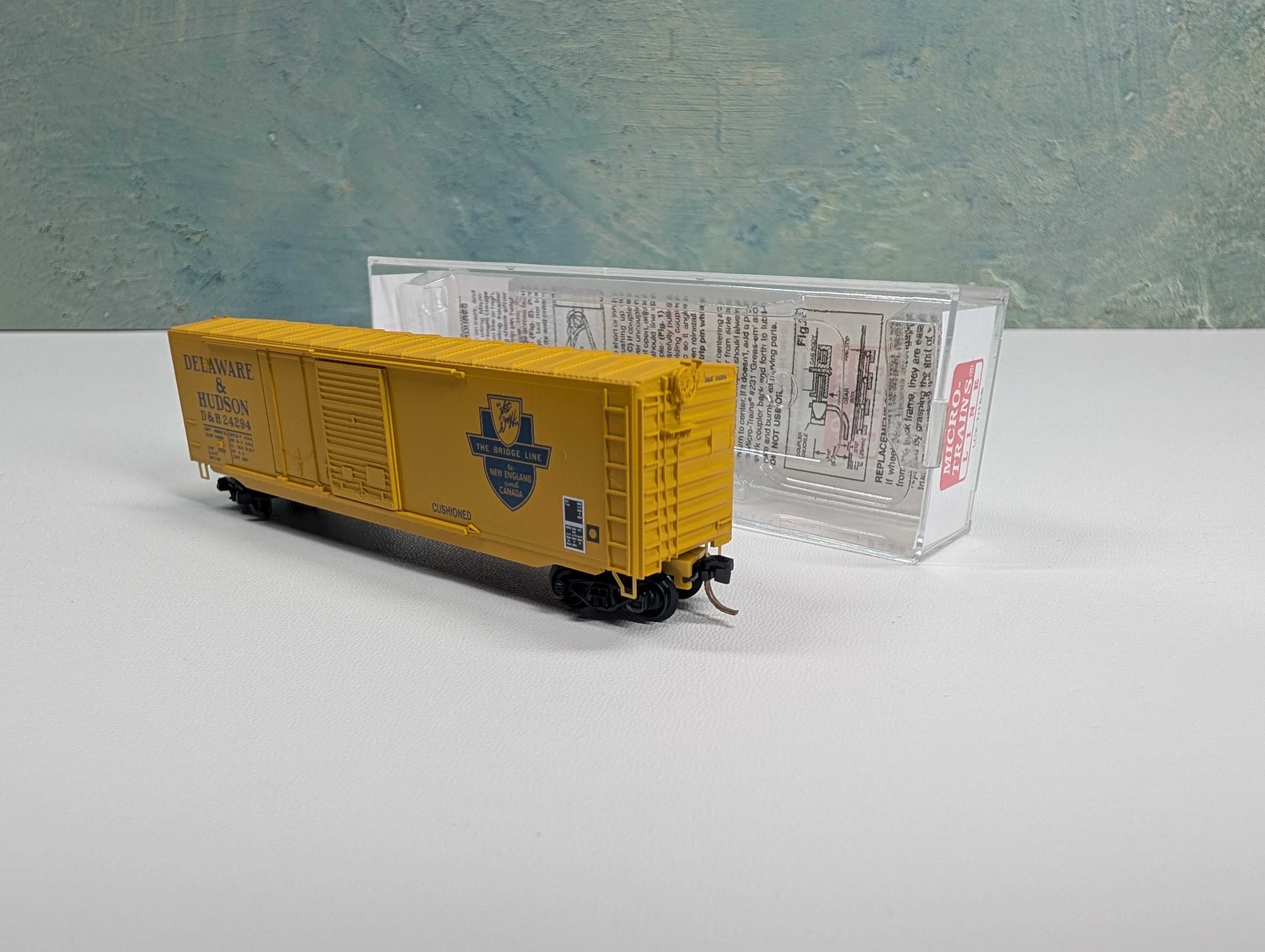 USED Micro-Trains 76020 N Scale 50' Standard Box Car Plug & Sliding Door w/o Roofwalk Delaware and Hudson DH #24294