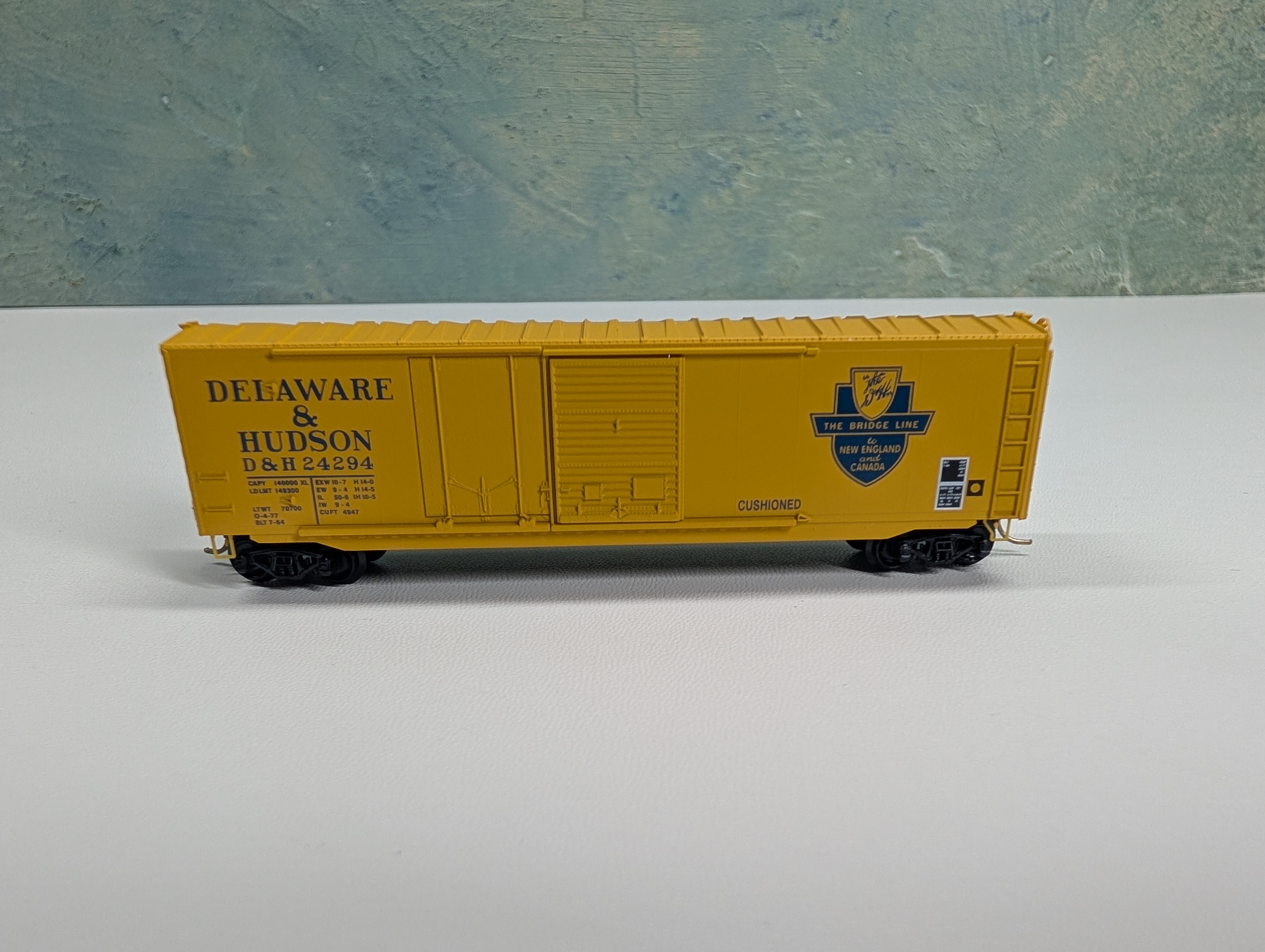 USED Micro-Trains 76020 N Scale 50' Standard Box Car Plug & Sliding Door w/o Roofwalk Delaware and Hudson DH #24294