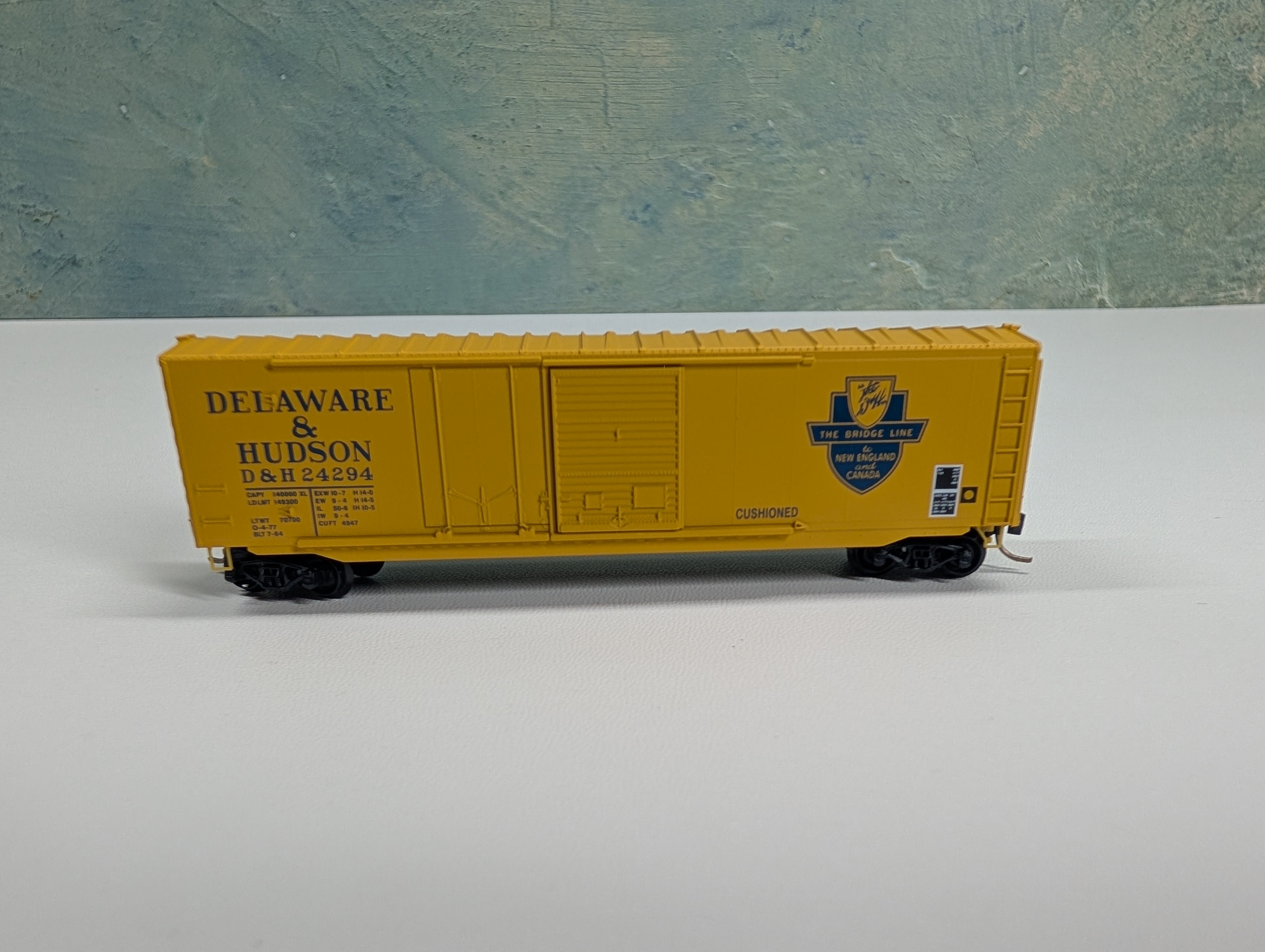 USED Micro-Trains 76020 N Scale 50' Standard Box Car Plug & Sliding Door w/o Roofwalk Delaware and Hudson DH #24294