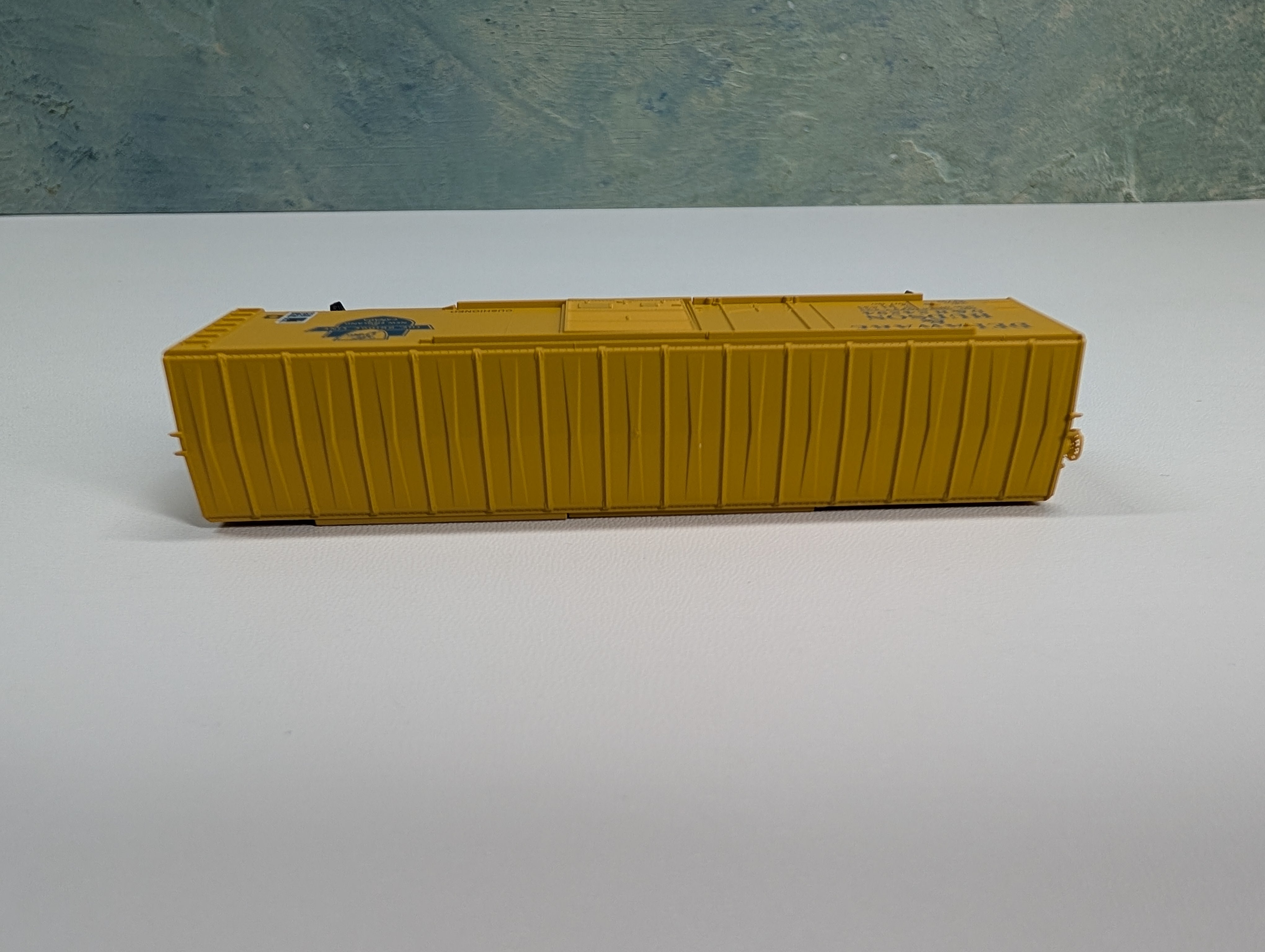 USED Micro-Trains 76020 N Scale 50' Standard Box Car Plug & Sliding Door w/o Roofwalk Delaware and Hudson DH #24294