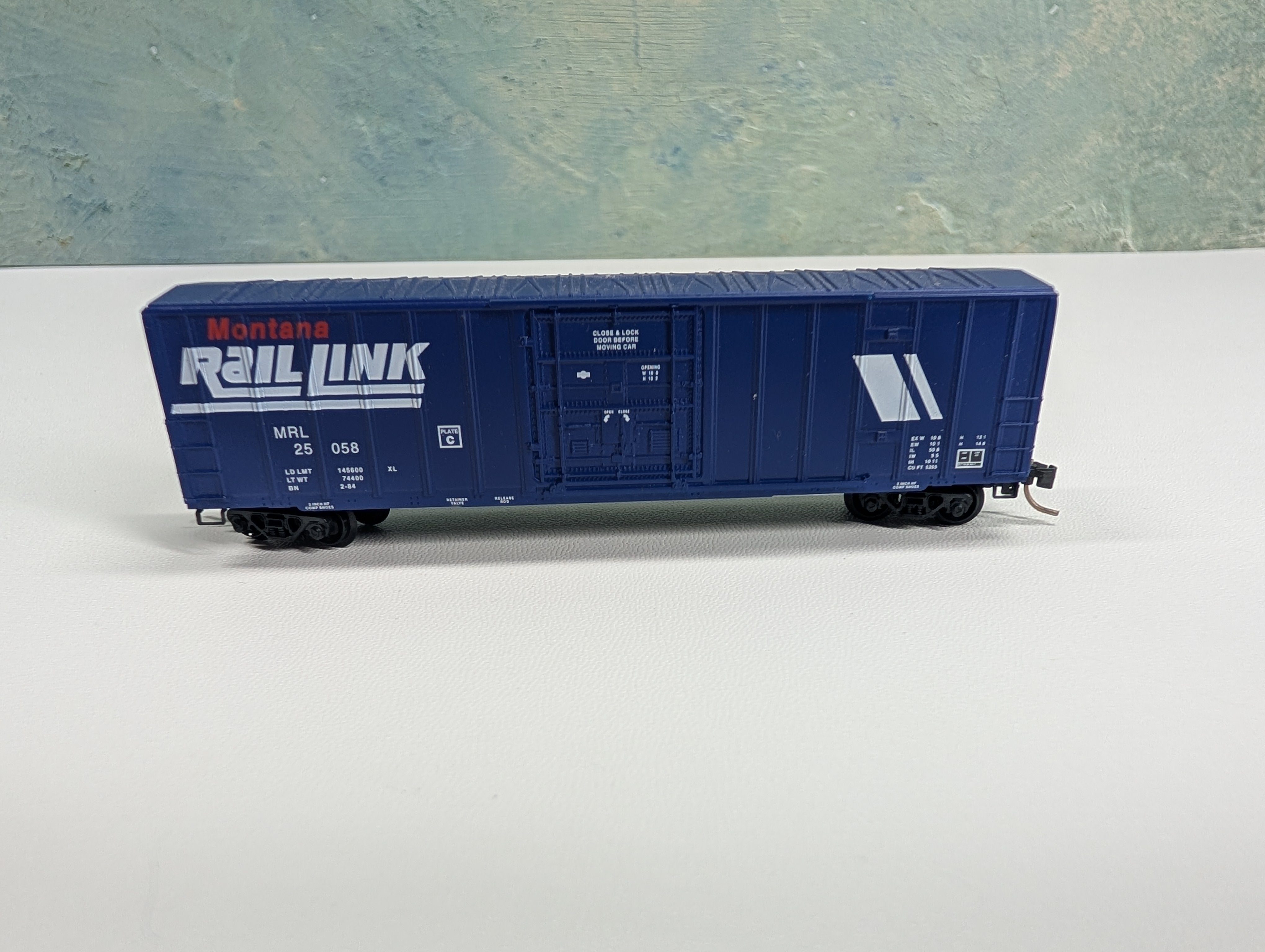 USED Micro-Trains 27240 N Scale 50' Rib Side Box Car Plug Door w/o Roofwalk Montana Rail Link MRL #25058