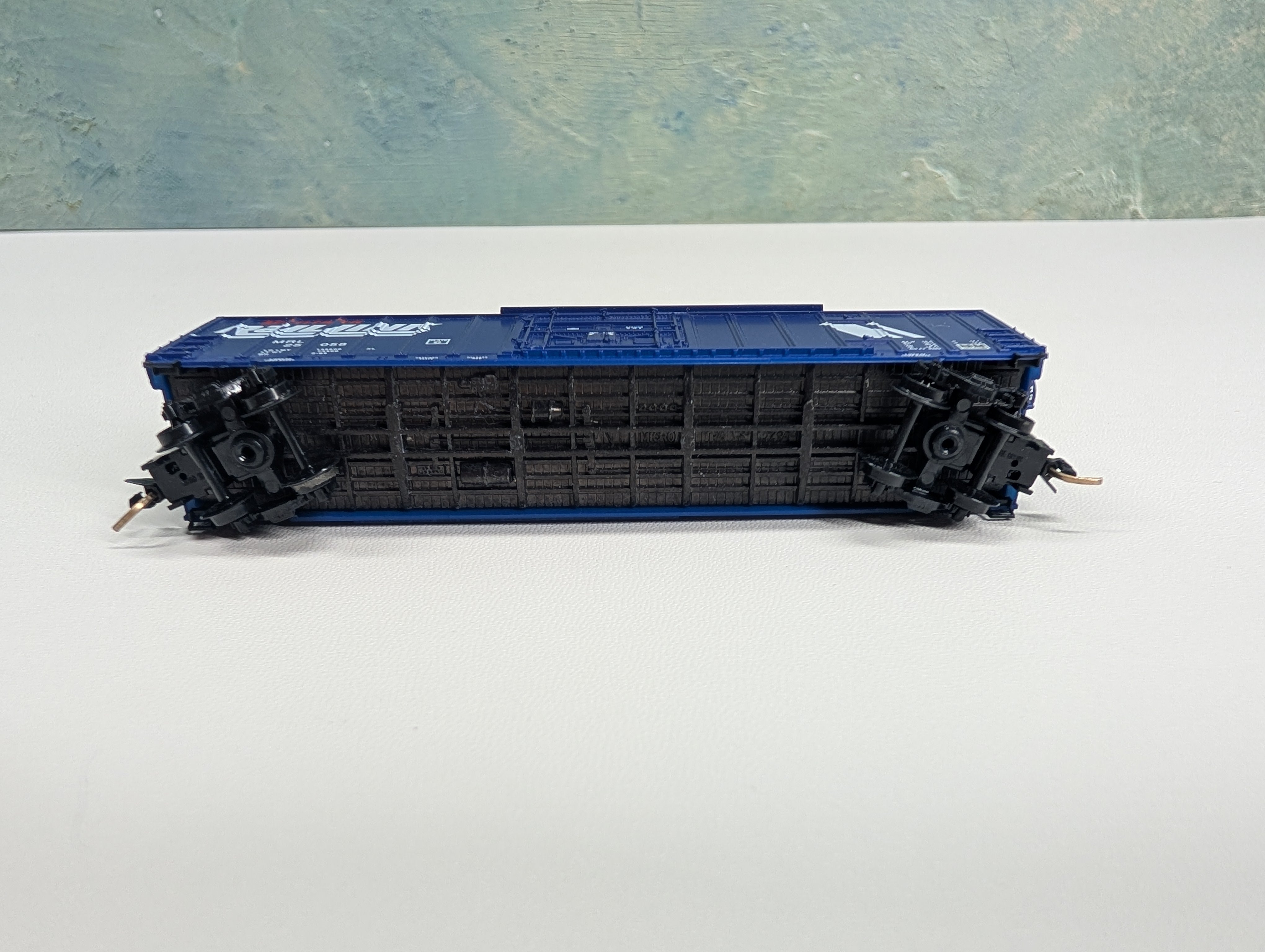 USED Micro-Trains 27240 N Scale 50' Rib Side Box Car Plug Door w/o Roofwalk Montana Rail Link MRL #25058