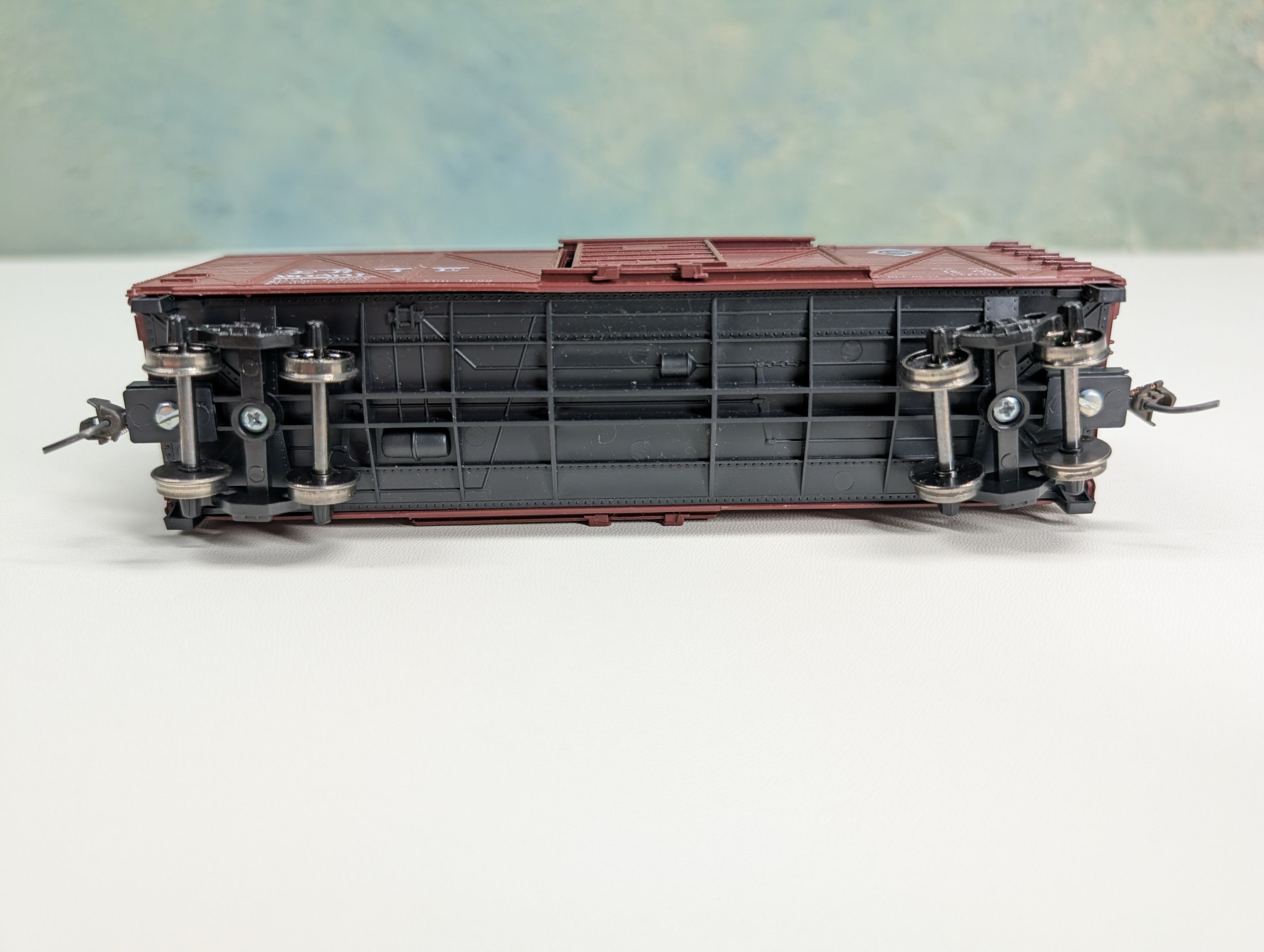 USED Roundhouse HO Scale 40' Wooden Box Car Erie #90501 Metal Wheels