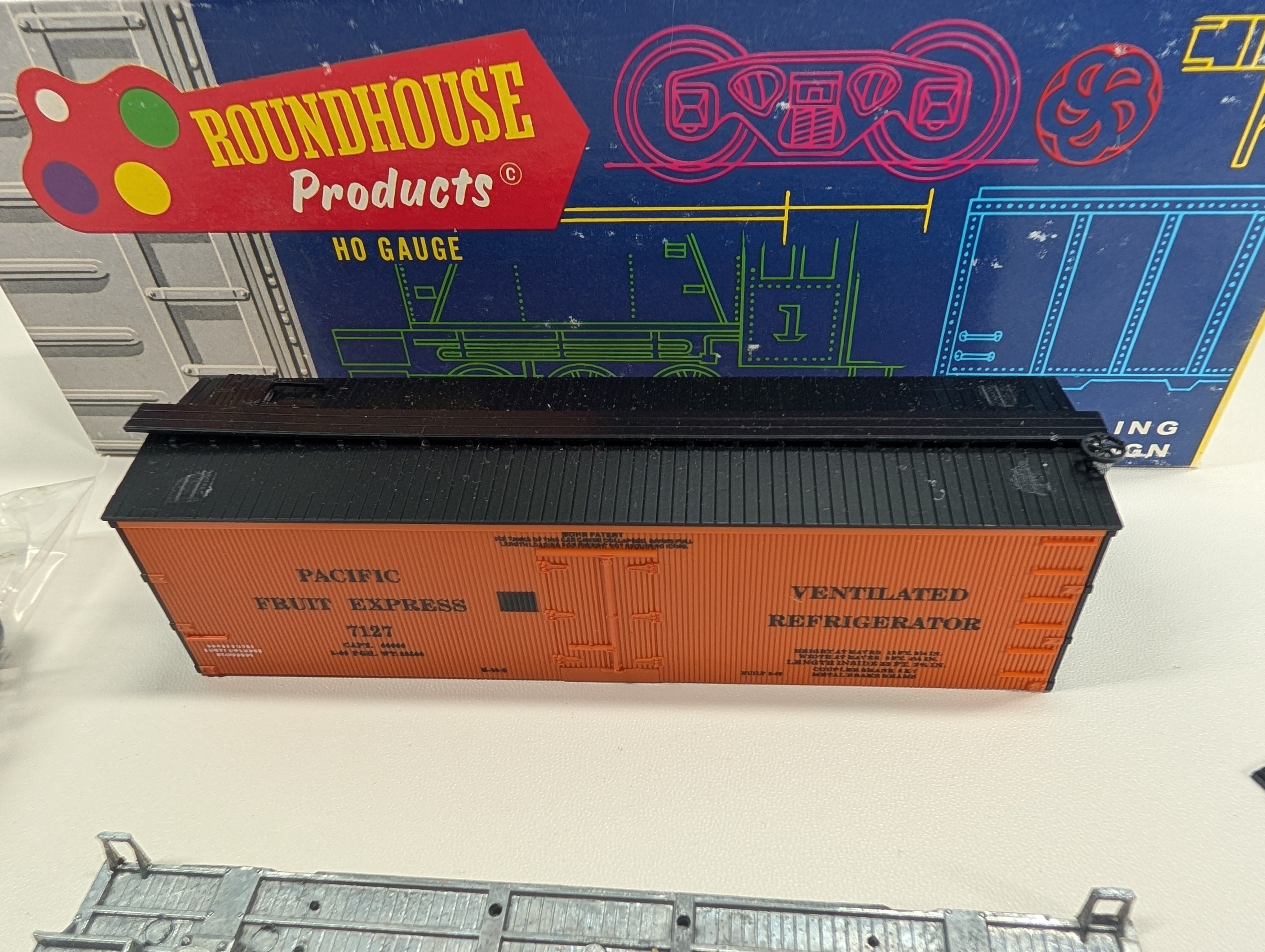 USED Roundhouse HO Scale 36' Reefer Pacific Fruit Express #7127 Kit