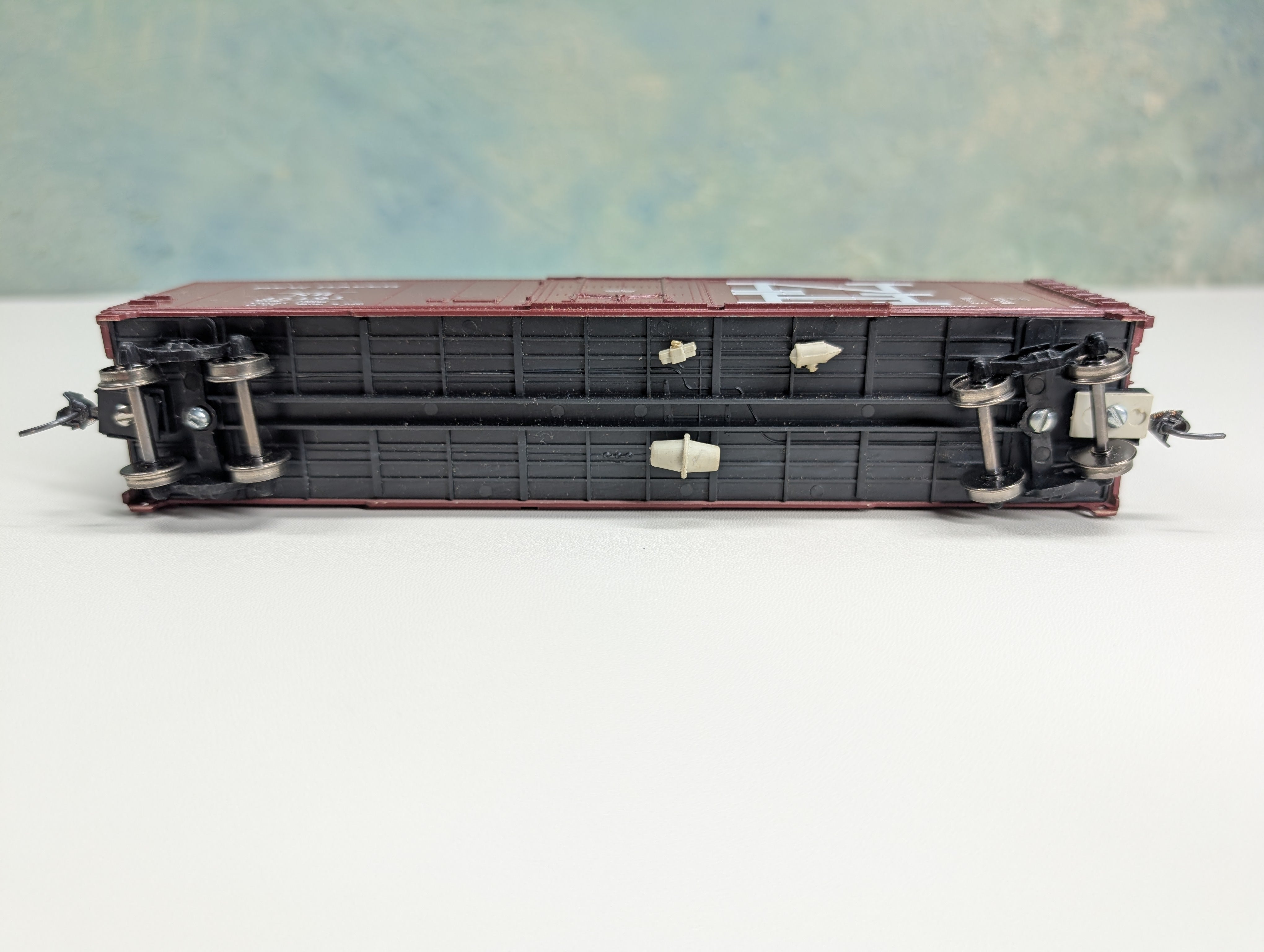 USED Roundhouse HO Scale 50' Box Car New Haven NH #45101 Metal Wheels