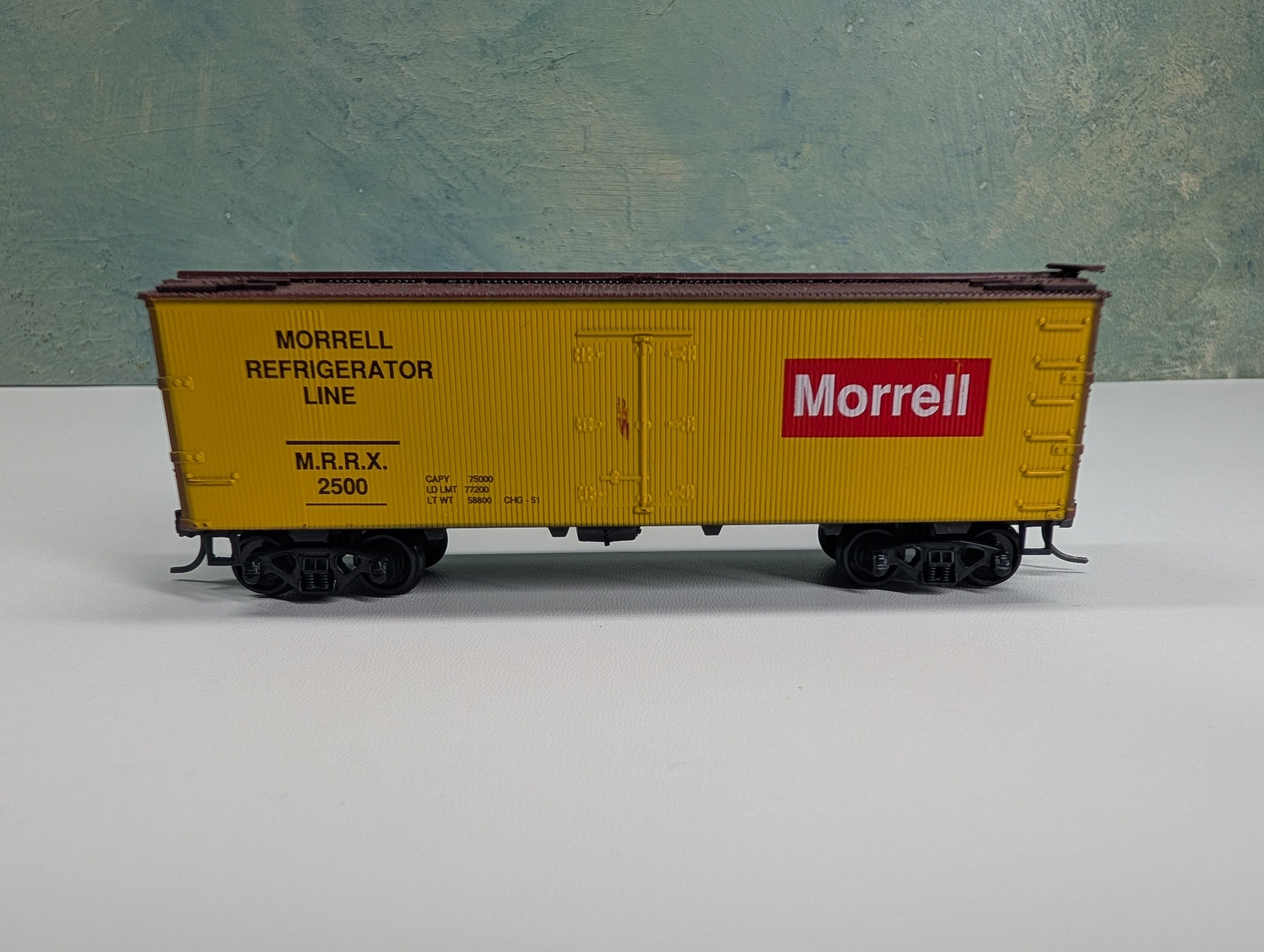 USED Roundhouse HO Scale 36' Billboard Reefer Morrell MRRX #2500