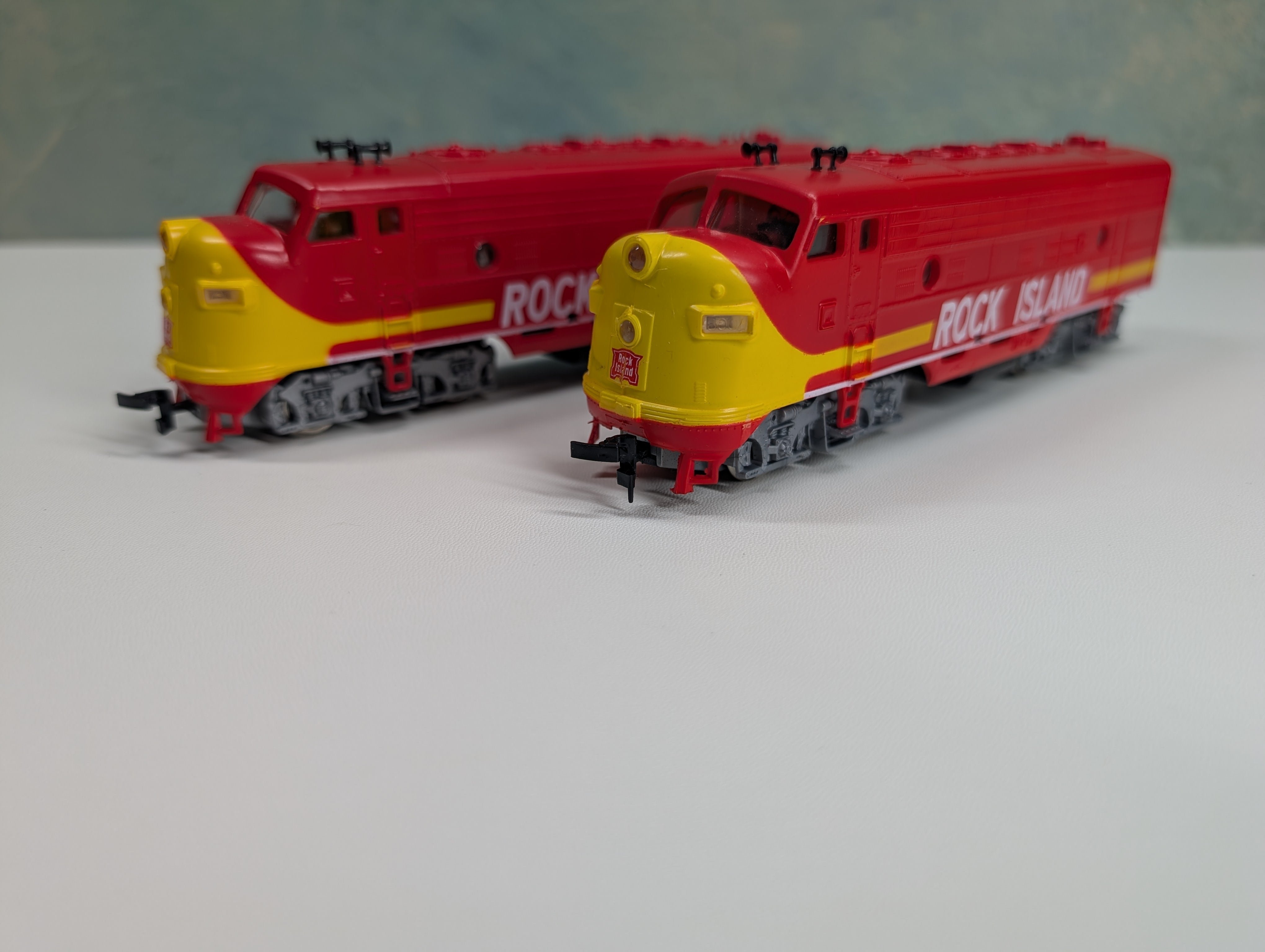 USED AHM HO Scale Pair of F7 Diesel Locomotives Rock Island Runs Well DC (2 pcs)