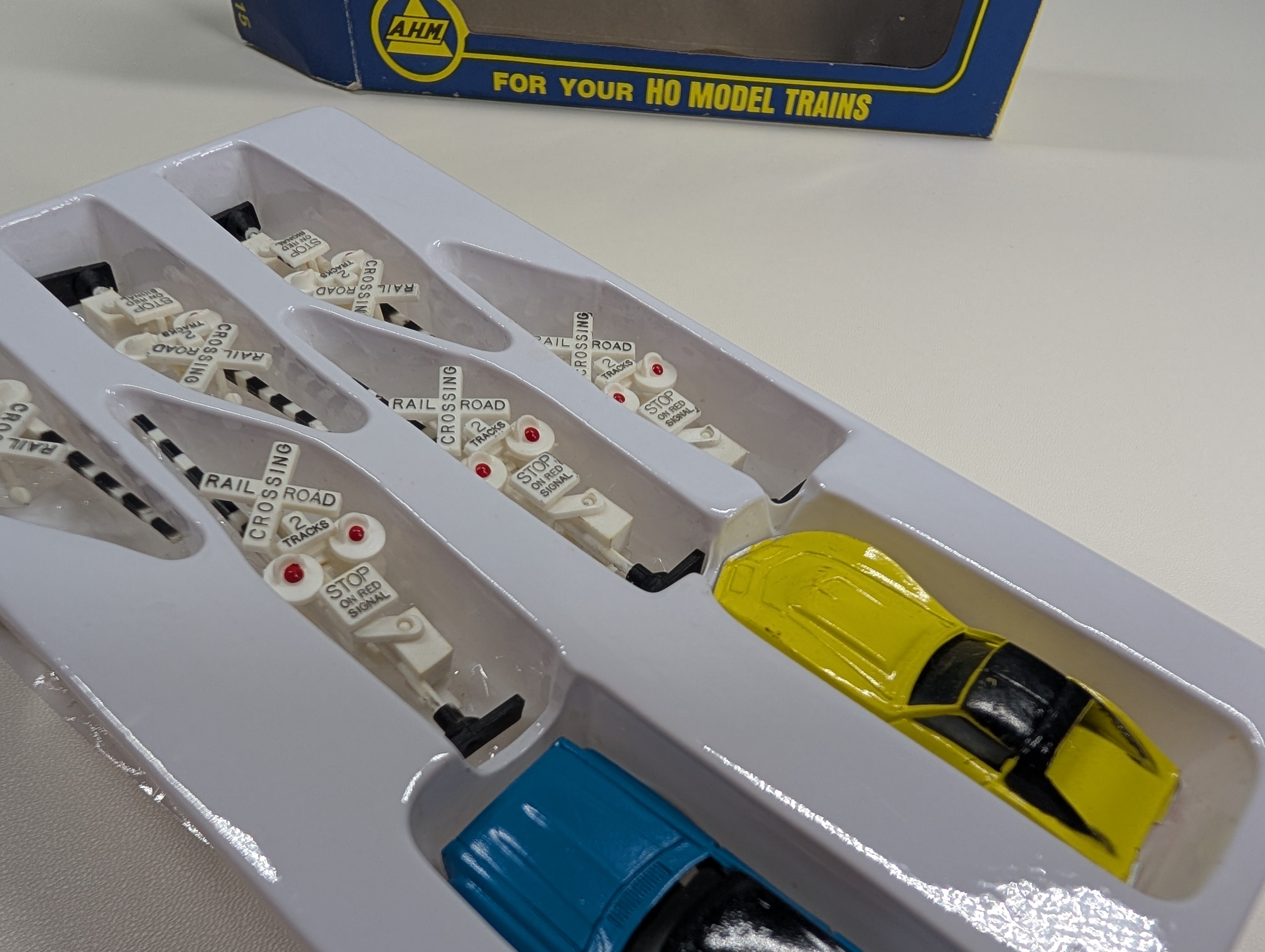 USED AHM 5615 HO Scale Crossing Singals, Gates & 2 Automobiles