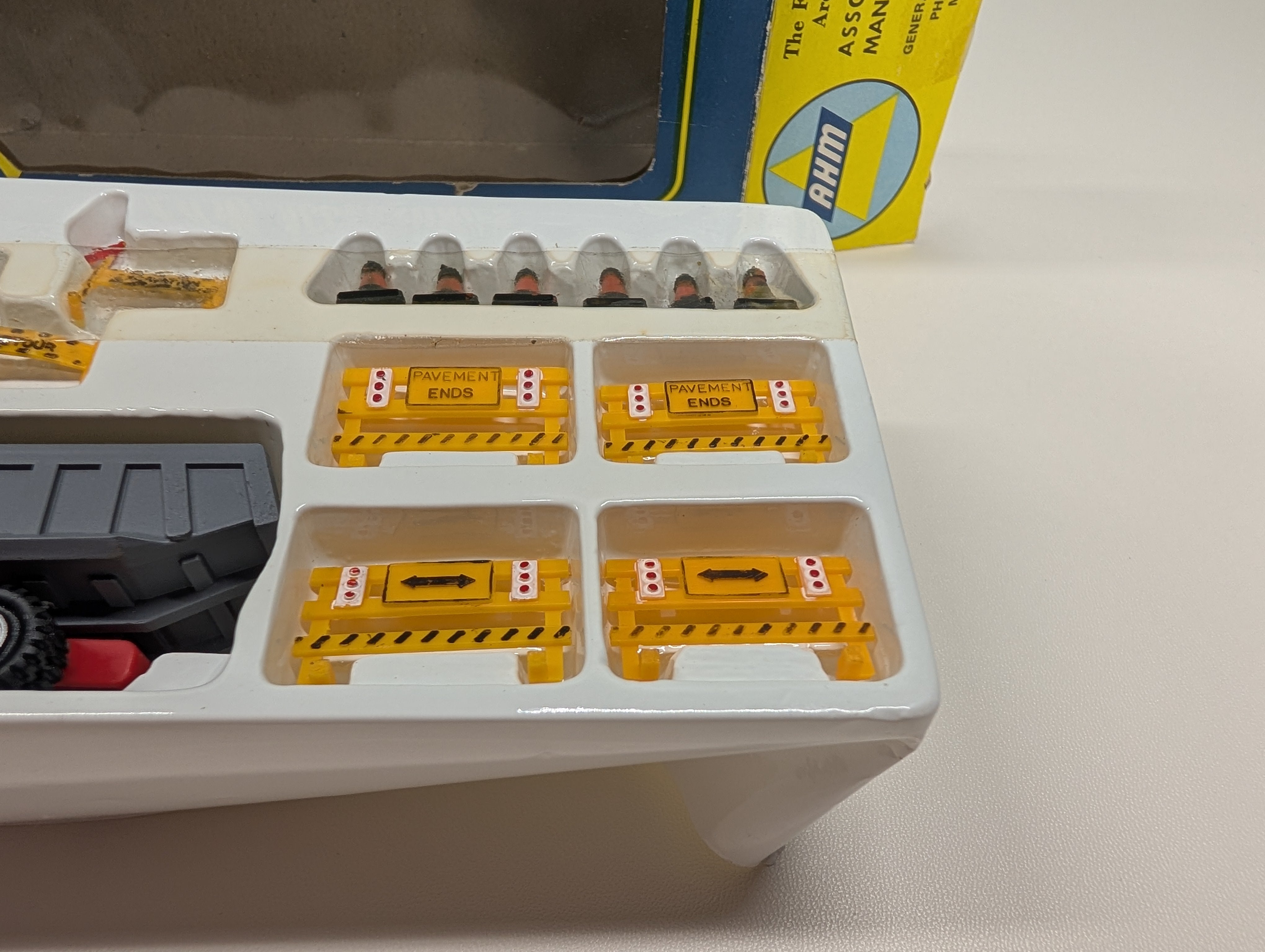 USED AHM 5614 HO Scale Construction Set with Dump Truck, Barriers & Traffic Cones